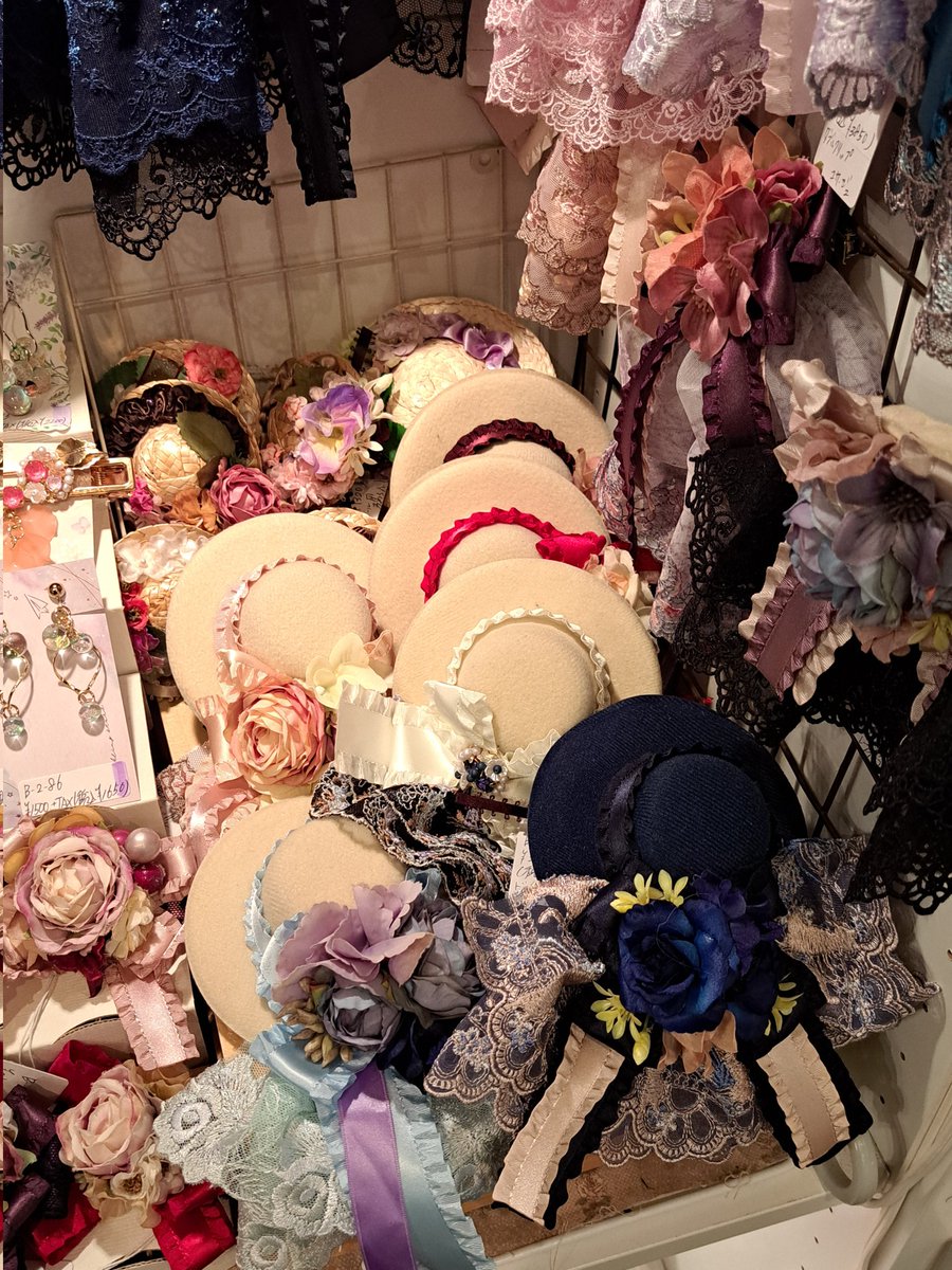 Voice_mode's tweet photo. #CARAMEL_MUSEUM ではM-18にて、参加中。本店キャラメル・キューブでも、B-2 SiLent VoicE のボックスは元気に？レースの森が!!ドールハットの森が繁ってます。こちらはミュージアムよりボックスの電球が暗めのため、気になったら明るいところでご覧くださいませ!!

#キャラメル_創作
この差を見よ!!w https://t.co/LW3Mje5WCM