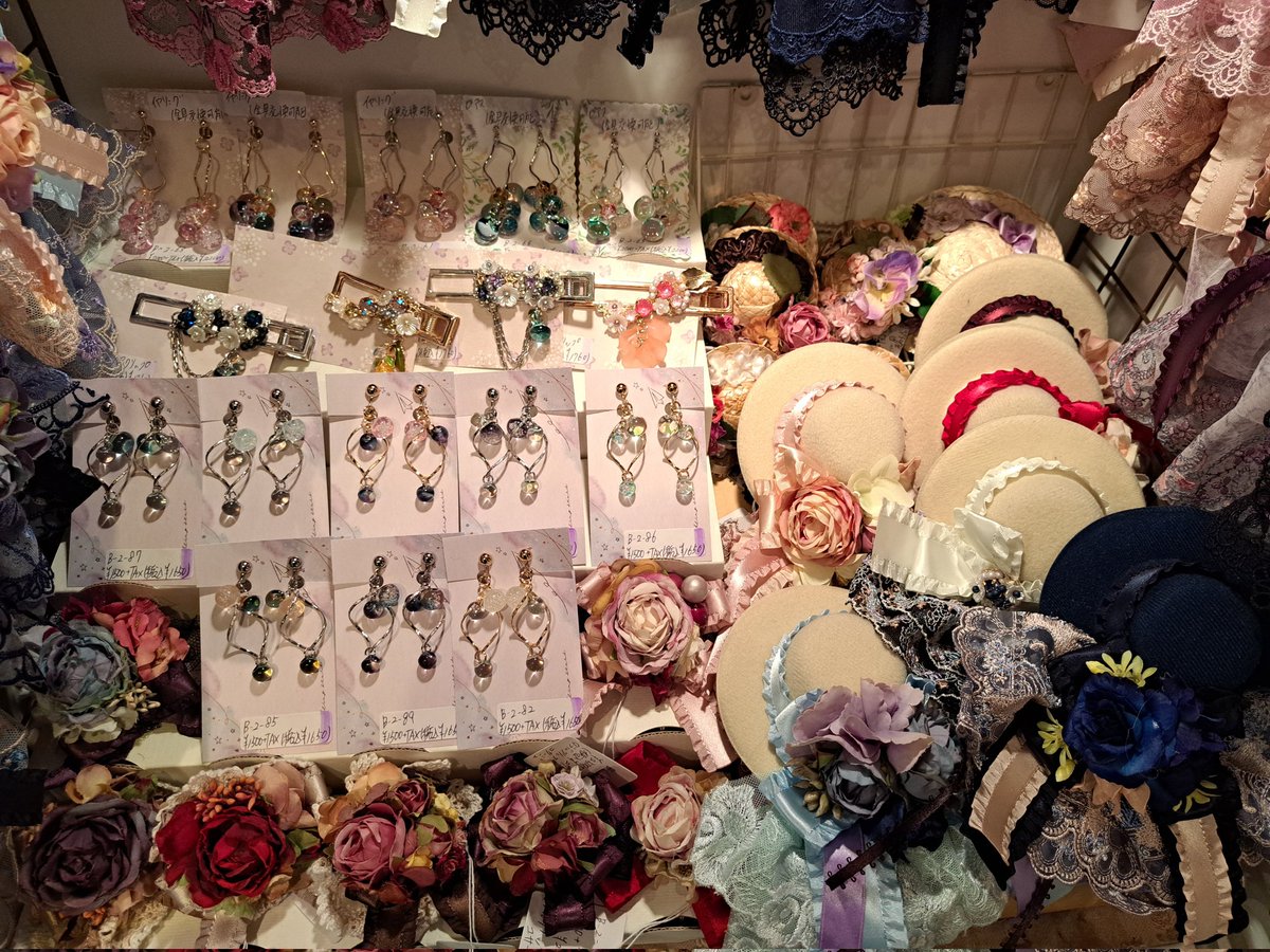 Voice_mode's tweet photo. #CARAMEL_MUSEUM ではM-18にて、参加中。本店キャラメル・キューブでも、B-2 SiLent VoicE のボックスは元気に？レースの森が!!ドールハットの森が繁ってます。こちらはミュージアムよりボックスの電球が暗めのため、気になったら明るいところでご覧くださいませ!!

#キャラメル_創作
この差を見よ!!w https://t.co/LW3Mje5WCM