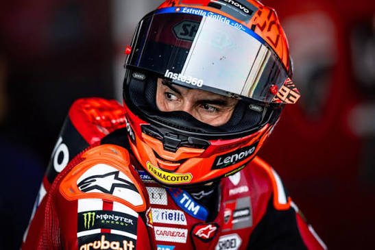 FranckyHawk29's tweet photo. 🚨 IL PODCAST ✍🏻 | Marquez, cosa temono davvero.

C'è un errore che molti continuano a commettere quando parlano di Marc Márquez: pensare che la sua battaglia sia contro Jorge Martín, Marco Bezzecchi o gli altri protagonisti del Mondiale. Non è così. La battaglia più difficile l'ha già combattuta, lontano dalle telecamere, nelle sale operatorie, durante interminabili mesi di riabilitazione, quando il dubbio era diventato un compagno di viaggio e persino salire su una MotoGP sembrava un privilegio anziché una certezza. 
Chi crede che il Sachsenring sia semplicemente il circuito dove Márquez ha vinto più volte, non ha capito cosa rappresenti davvero questo fine settimana. 
Qui non arriva un pilota in cerca di punti. 
Qui arriva un uomo che torna nel luogo in cui, per anni, ha riscritto il significato stesso della parola dominio.

Per questo le sue dichiarazioni colpiscono. Non c'è arroganza, non ci sono proclami, non c'è il Márquez che promette di distruggere gli avversari. «Dopo la pausa estiva capirò dove potrò arrivare», dice. 
E ancora: «Non è il momento di difendersi, è il momento di attaccare». Due frasi che, lette insieme, raccontano un campione profondamente cambiato. Non perché abbia perso la velocità, ma perché ha guadagnato qualcosa di ancora più prezioso: la consapevolezza. Sa che un Mondiale non si conquista con le parole. Sa quanto sia fragile una carriera e quanto velocemente tutto possa svanire. È la lezione che gli hanno impartito gli infortuni, una lezione pagata a un prezzo che nessun titolo mondiale potrà mai restituire.

Ed è proprio questo che dovrebbe preoccupare i suoi avversari. Il Márquez più pericoloso non è quello che provoca, sorride e si sente invincibile. Il Márquez più pericoloso è quello che parla poco, osserva molto e aspetta il momento giusto per colpire. Perché la fame che lo muove oggi non nasce dall'ambizione di aggiungere un altro trofeo alla bacheca. Nasce dal desiderio di dimostrare che il destino non ha avuto l'ultima parola. C'è una differenza enorme. Un pilota può accontentarsi di una vittoria. Un uomo che ha rischiato di perdere tutto non si accontenta di essere tornato: vuole dimostrare che il tempo non è riuscito a portargli via la sua essenza.

Il Sachsenring, allora, diventa molto più di una tappa del calendario. Diventa un processo. Da una parte c'è chi sostiene che il motociclismo appartenga ormai a una nuova generazione. Dall'altra c'è un nove volte campione del mondo che continua a rifiutare qualsiasi certificato di fine carriera. Ogni curva sarà una risposta. Ogni sorpasso sarà un messaggio. Ogni giro veloce ricorderà a chi aveva fretta di archiviarlo che esistono campioni destinati a vincere e campioni destinati a lasciare un'eredità. Márquez appartiene alla seconda categoria.

Forse vincerà. Forse no. 
Ma c'è una verità che nessuna bandiera a scacchi potrà cambiare. Marc Márquez è già riuscito nell'impresa più difficile della sua carriera: tornare a far paura. E quando un uomo che è sopravvissuto al dolore ritrova anche la convinzione, il Sachsenring smette di essere un circuito. Diventa il teatro dove una leggenda può ricordare al mondo perché, per anni, nessuno è stato capace di fermarla.

Il Mondiale è più aperto che mai.
#MotoGP