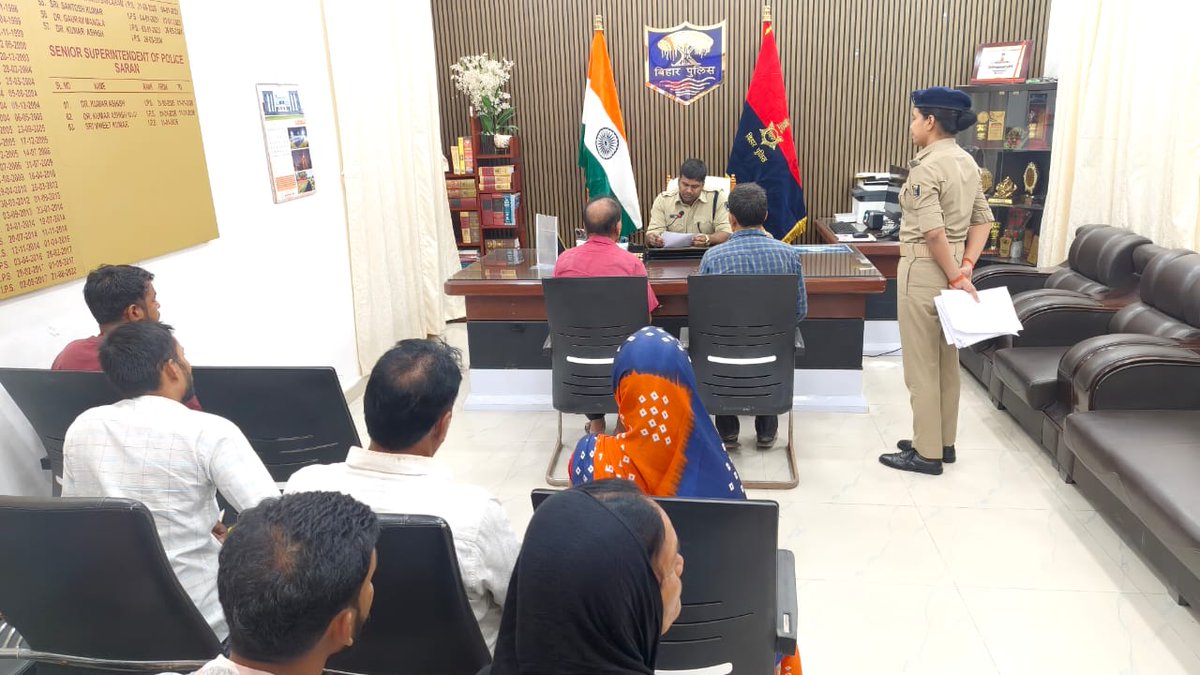 SaranPolice's tweet photo. आज दिनांक-10.07.2026 को वरीय पुलिस अधीक्षक, सारण द्वारा पुलिस कार्यालय छपरा में जनसुनवाई की गई। जनसुनवाई में आए आवेदकों ने उपस्थित होकर अपनी समस्या बताई, सबके निराकरण हेतु आवश्यक नियमानुसार कार्यवाही की जा रही है। विदित हो कि पुलिस कार्यालय में प्रत्येक कार्य दिवस पर भौतिक रूप से 10:00 am से 02:00p.m तक जनसुनवाई की जाती है।
#SaranPolice #BiharPolice #BiharHomeDept #HaiTaiyarHum #IPRD @SaranPolice @bihar_police @BiharHomeDept @IPRDBihar