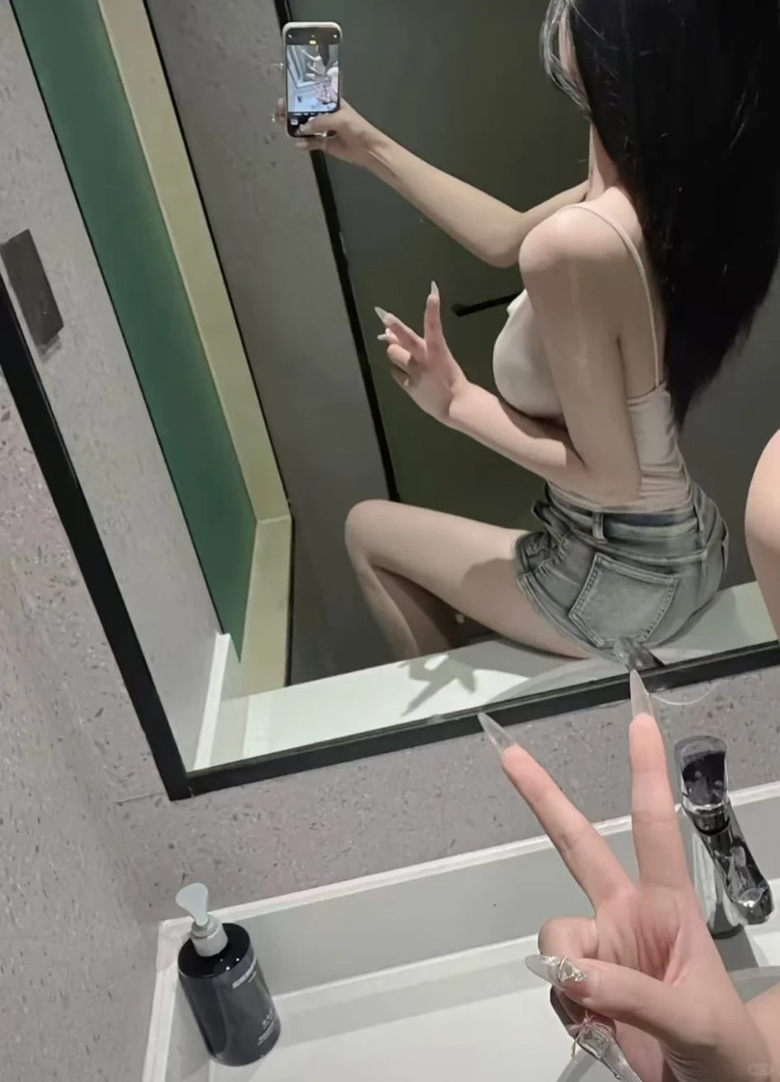 Robbie60053677's tweet photo. 女大诚心寻找单身男生，希望异性社交简单，无持续暧昧和备胎。不愿进入繁琐的恋爱关系，期待双向陪伴、彼此满足，约定互不介入对方日常生活，保持独立空间，不被感情束缚。
#女大 #北京 https://t.co/7KayC4VKAG