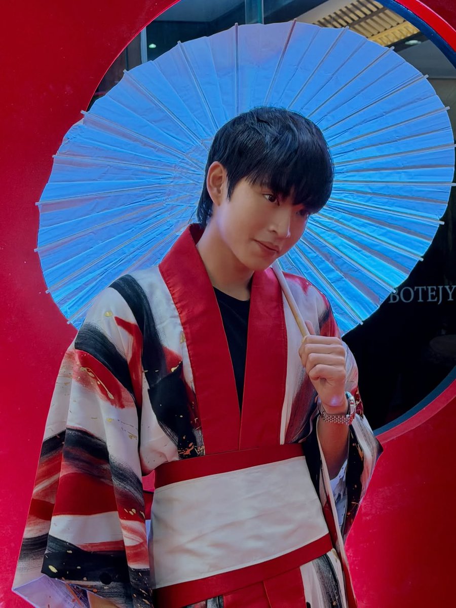rabsimp's tweet photo. okaerinasai, young master yuri hanamitchi! 😭🩵

rabin at botejyu event! https://t.co/K3UlS8VjL7
