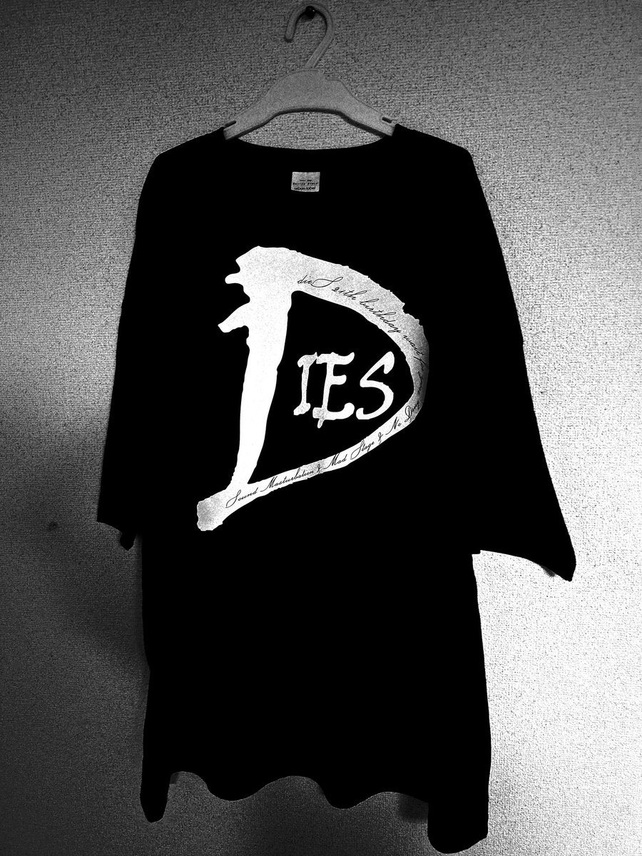 official_dieS's tweet photo. 【明日7/11よりdieS 21thBIG T-シャツ販売します】
■dieS 21th BIG T-シャツ
・サイズXL
・BLACK、White
・3500円
※dieS 21th birthday wait for you
SOUND MASTURBATION &amp; NO DRUG
&amp; MAD STAGE がDの中にプリントされています。 https://t.co/6suxTvgwLo
