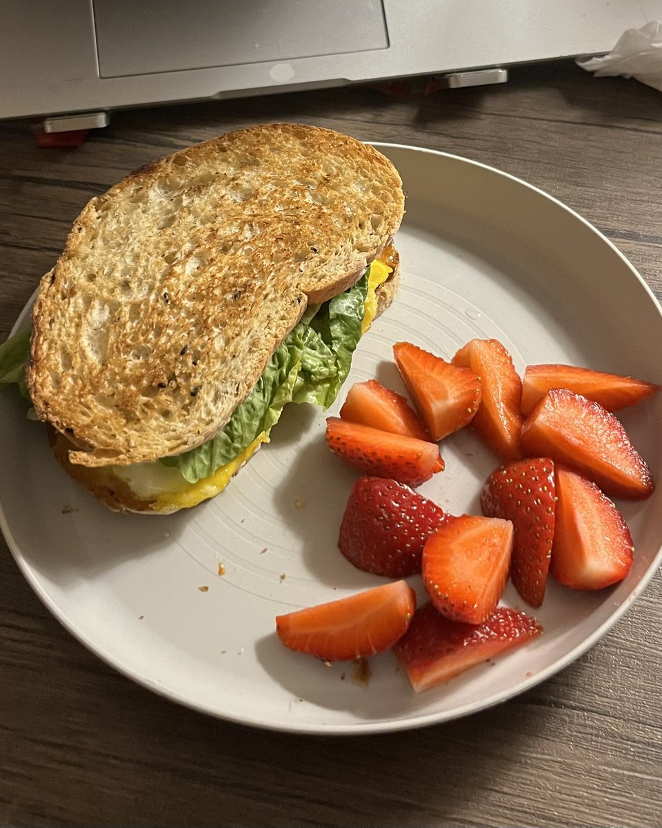 lattleya's tweet photo. yum yum mam aku tudey!

sarapan: mangga dan yogurt🥭🍦
mam siang: sourdough, telor, romaine, dan stroberiii🍞🥬🍓 https://t.co/ERcsI9UhS2