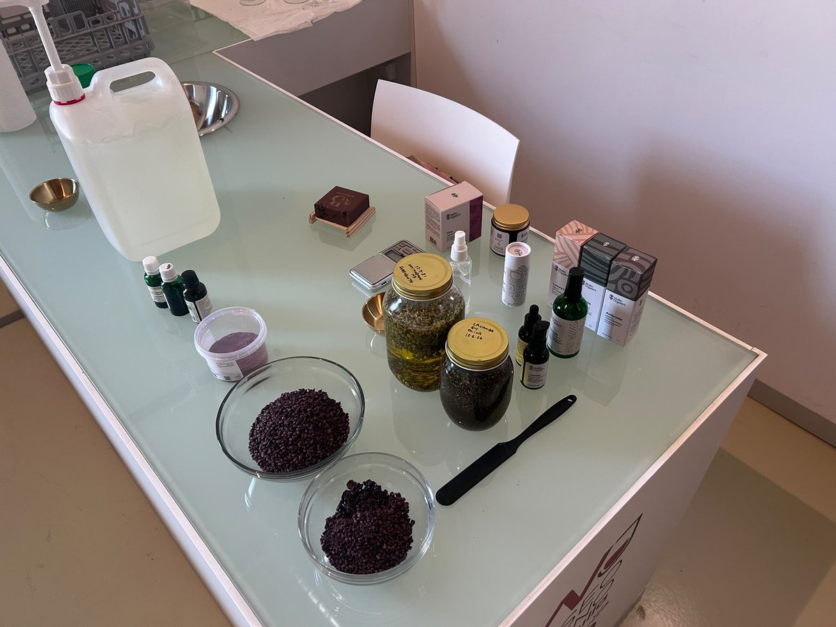 extensionumu's tweet photo. #CursosUMU
Cerramos, hoy viernes, este fantástico Taller de iniciación al mundo del #vino, en #Jumilla con distintos talleres y visita a una bodega.
➡️https://t.co/lxG3bBJXEx
No os perdáis esta actividad. Os esperamos en la próxima edición. 😍 https://t.co/iKggE7UdaY
