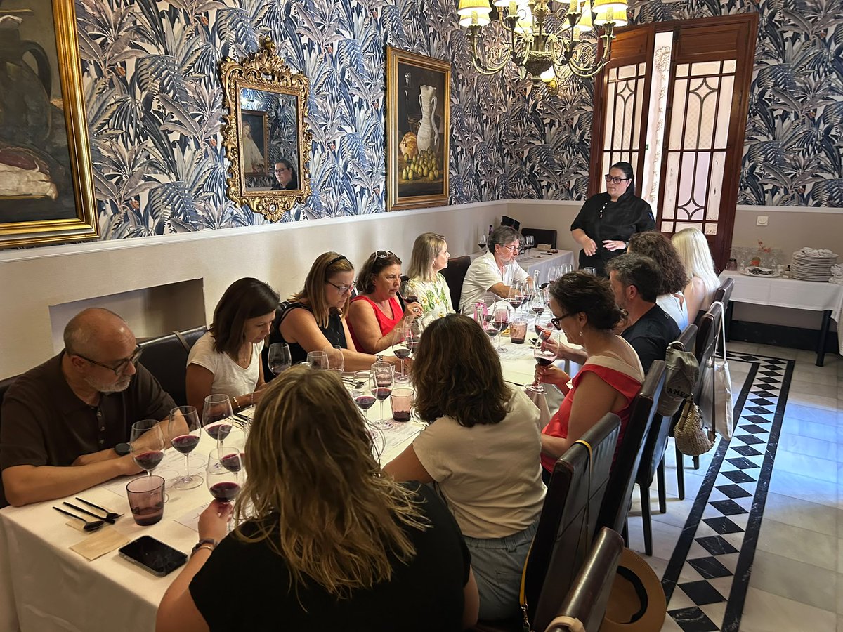 extensionumu's tweet photo. #CursosUMU
Cerramos, hoy viernes, este fantástico Taller de iniciación al mundo del #vino, en #Jumilla con distintos talleres y visita a una bodega.
➡️https://t.co/lxG3bBJXEx
No os perdáis esta actividad. Os esperamos en la próxima edición. 😍 https://t.co/iKggE7UdaY