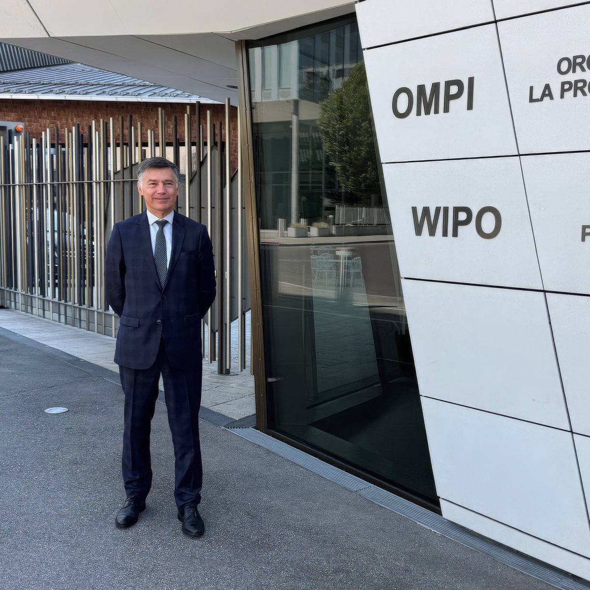 INPIFrance's tweet photo. Lors de la 68ᵉ série des assemblées générales de l’Organisation mondiale de la propriété industrielle (OMPI), ses Etats membres ont approuvé la nomination des 4 vice-directeurs généraux proposés par M. Daren Tang pour l’accompagner dans son nouveau mandat à compter du 1er octobre prochain à la suite de sa réélection en tant que Directeur général en avril dernier.

Dans ce cadre, M. Pascal Faure, Directeur général de l’INPI, a été nommé en tant que Vice-directeur général de l’OMPI en charge du secteur du droit d’auteur, de l’économie de la création et de la gouvernance de la propriété intellectuelle.

A ce titre il dirigera, à compter du 1er octobre prochain, les travaux de l’Organisation en matière de droit d’auteur et de droits connexes, de l’élaboration de programmes et outils pertinents en faveur des créateurs et de l’écosystème du droit d’auteur, ainsi que de la croissance et du développement des industries culturelles et de l’économie de la création.
Ce secteur s’emploiera également à renforcer la collaboration judiciaire et à instaurer une culture de respect de la propriété intellectuelle, notamment en luttant contre le piratage et la contrefaçon de la propriété intellectuelle.