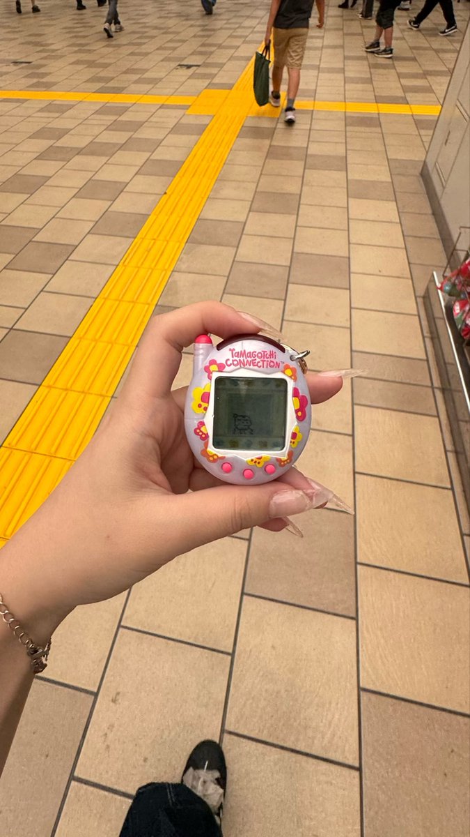 hanna___ace's tweet photo. 愛情込めて育てたたまごっちが進化して気持ち悪い見た目になったからもう出勤したくない、！ https://t.co/sn9vTnil9p