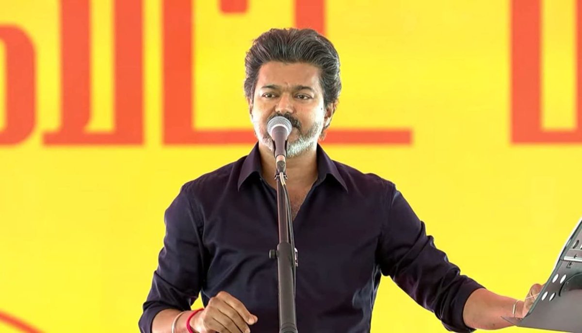 DMKNRIWing's tweet photo. அன்று: என்னை பத்திரமாக இங்கு கொண்டுவந்து சேர்த்த கரூர் காவல்துறைக்கு நன்றி.

இன்று: நிலைமை குறித்து என்னை alert செய்யாமல் கரூர் காவல்துறை சூழ்ச்சி செய்தது. 

நடிகன்யா!!! https://t.co/u9I8RIDgr8