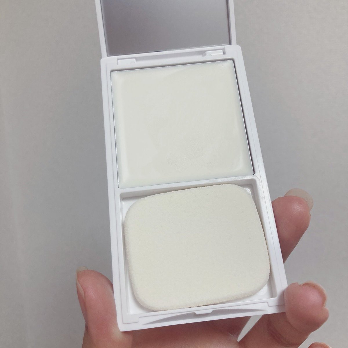 revlonjapan フォトレディアンチシャインバーム メイクの上からパフで