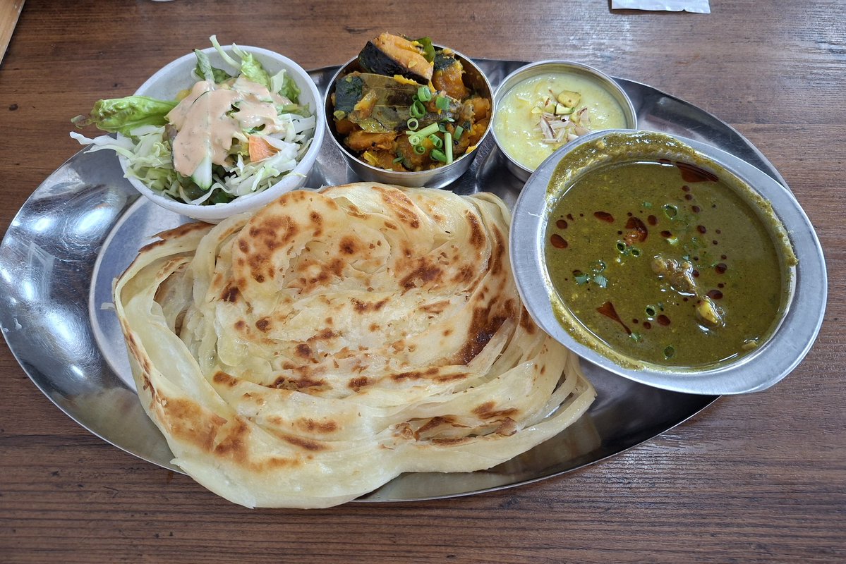 ajitakechanman7's tweet photo. ナンディニ清澄白河店の日替わりのニルギリチキンカレーとポロッタ。
ニルギリカレーは爽やかハーブの香りで素晴らしい。
カボチャのポリヤルは絶品。
ナンディニのポロッタは特に美味しい。何度食べても飽きない。
〆はサービスチャイ。
ご馳走さまでした😋 https://t.co/HXdu0RA5hf