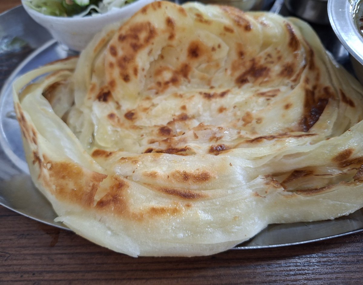 ajitakechanman7's tweet photo. ナンディニ清澄白河店の日替わりのニルギリチキンカレーとポロッタ。
ニルギリカレーは爽やかハーブの香りで素晴らしい。
カボチャのポリヤルは絶品。
ナンディニのポロッタは特に美味しい。何度食べても飽きない。
〆はサービスチャイ。
ご馳走さまでした😋 https://t.co/HXdu0RA5hf