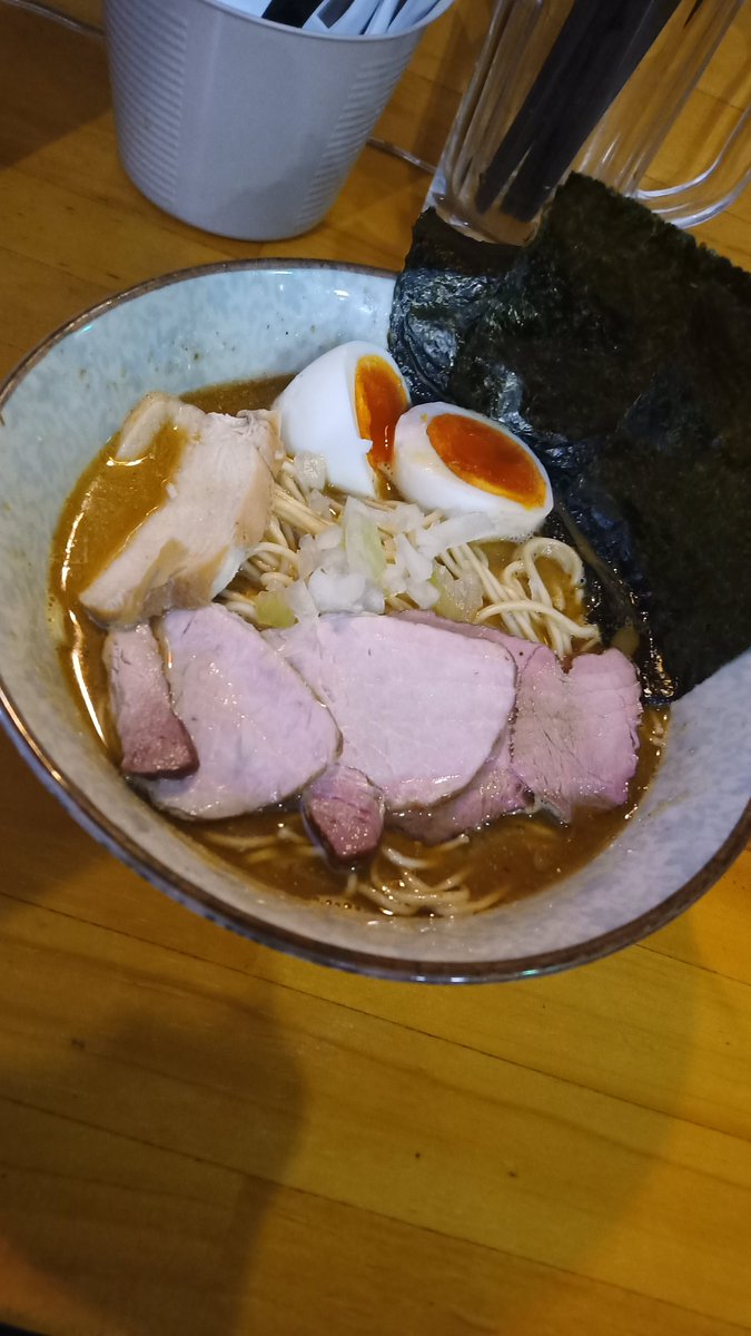 kjz_555's tweet photo. 煮干そば平八@横須賀中央
荒炊煮干そば+全のせ＆鉄砲玉ハーフ
魅力あふるる限定メニューにそそられるがやっぱり最初はこの一杯でしょう、荒炊き🤩どこをとっても死角なし、和え玉も星の数程種類あれどここは初心に戻り鉄砲玉
いやあー旨い、これが煮干の最高到達点か
ご馳走様でした♪ https://t.co/ARDFgxM5Wv