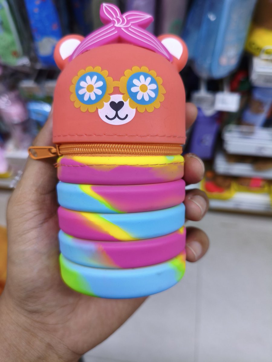 mrdiyid's tweet photo. Bukannya pamer, tapi kurang aja gitu kalo gak ada yang gemesh di atas meja kelas https://t.co/ByYgz8B4xs