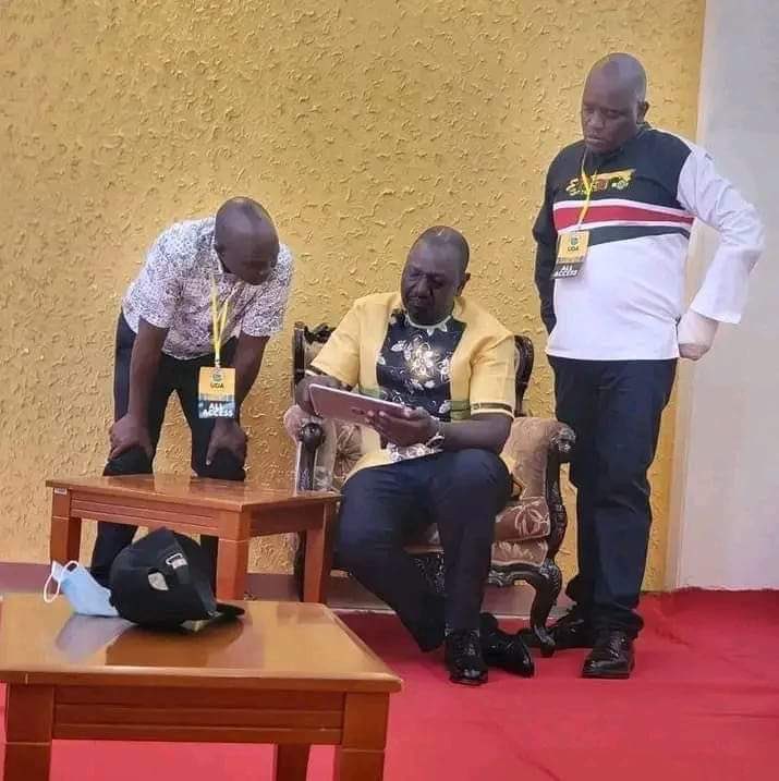 PaulGachuhi2's tweet photo. A rare photo of the Registrar of Political Parties removing Edwin Sifuna as the SG.😂😂 https://t.co/zENSuyVeZU