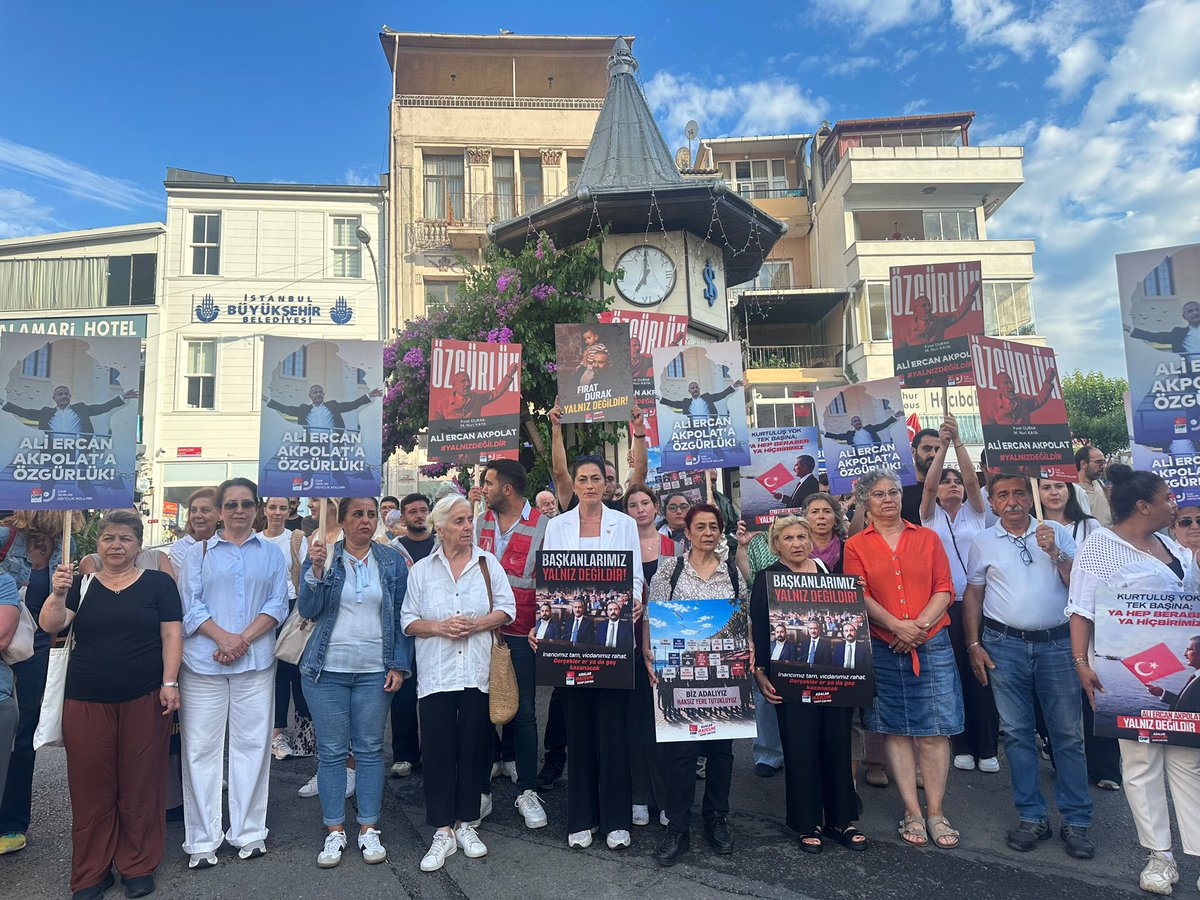 adalarkadinorg's tweet photo. Dün Büyükada Saat Meydanı’nda gerçekleşen Adalet Nöbeti’nde Adalar Belediye Başkanımız Ercan Akpolat, Belediye Başkan Yardımcımız Av. Fırat Durak, Meclis üyemiz Mehmet Nuri Kaya ,belediye personellerimiz ve esnaflarımız özgürlük ve adalet talebimizi güçlü bir şekilde haykırdık. https://t.co/YVEnPeRKmE