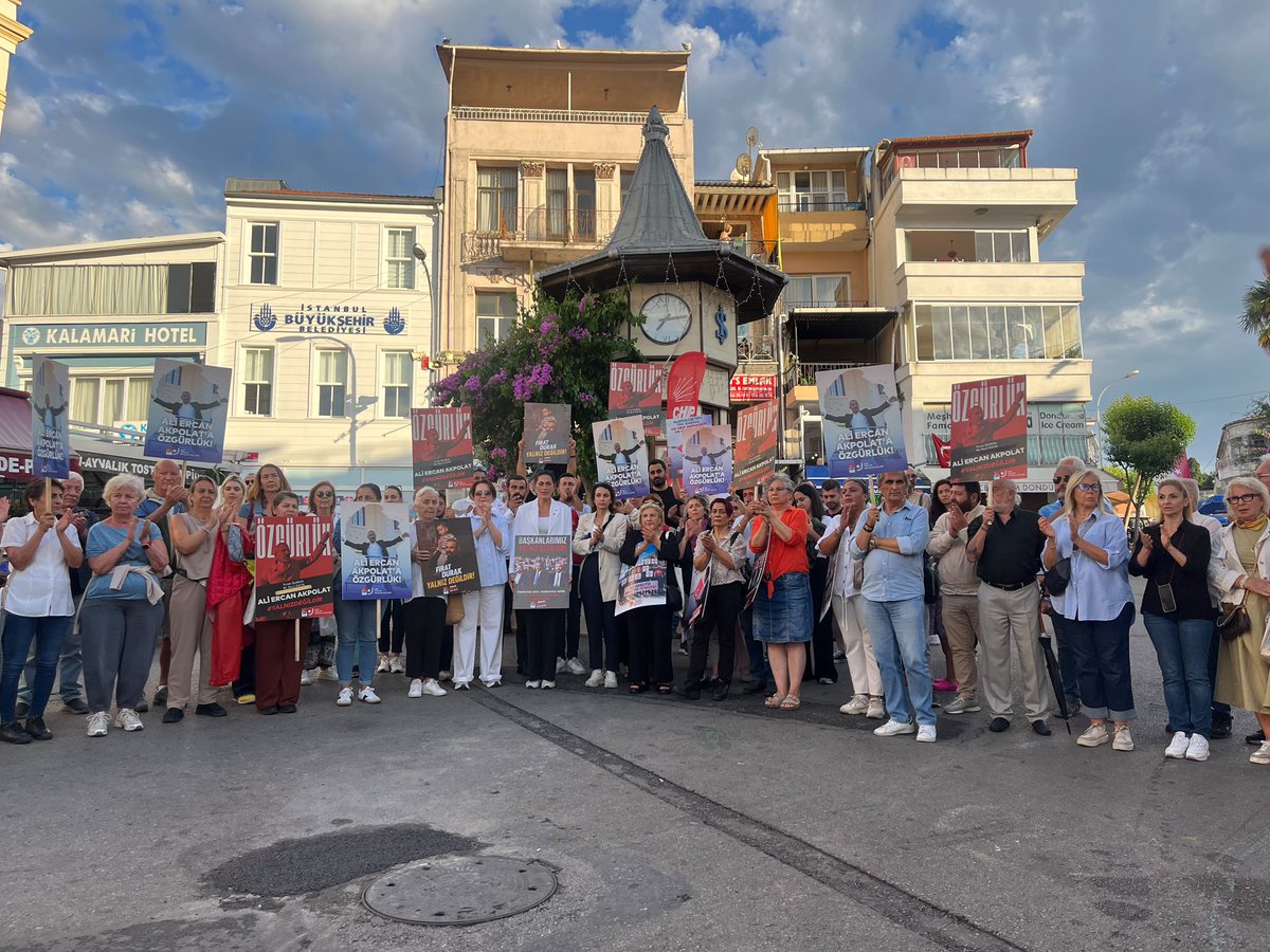 adalarkadinorg's tweet photo. Dün Büyükada Saat Meydanı’nda gerçekleşen Adalet Nöbeti’nde Adalar Belediye Başkanımız Ercan Akpolat, Belediye Başkan Yardımcımız Av. Fırat Durak, Meclis üyemiz Mehmet Nuri Kaya ,belediye personellerimiz ve esnaflarımız özgürlük ve adalet talebimizi güçlü bir şekilde haykırdık. https://t.co/YVEnPeRKmE
