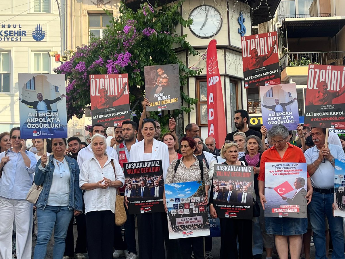 adalarkadinorg's tweet photo. Dün Büyükada Saat Meydanı’nda gerçekleşen Adalet Nöbeti’nde Adalar Belediye Başkanımız Ercan Akpolat, Belediye Başkan Yardımcımız Av. Fırat Durak, Meclis üyemiz Mehmet Nuri Kaya ,belediye personellerimiz ve esnaflarımız özgürlük ve adalet talebimizi güçlü bir şekilde haykırdık. https://t.co/YVEnPeRKmE
