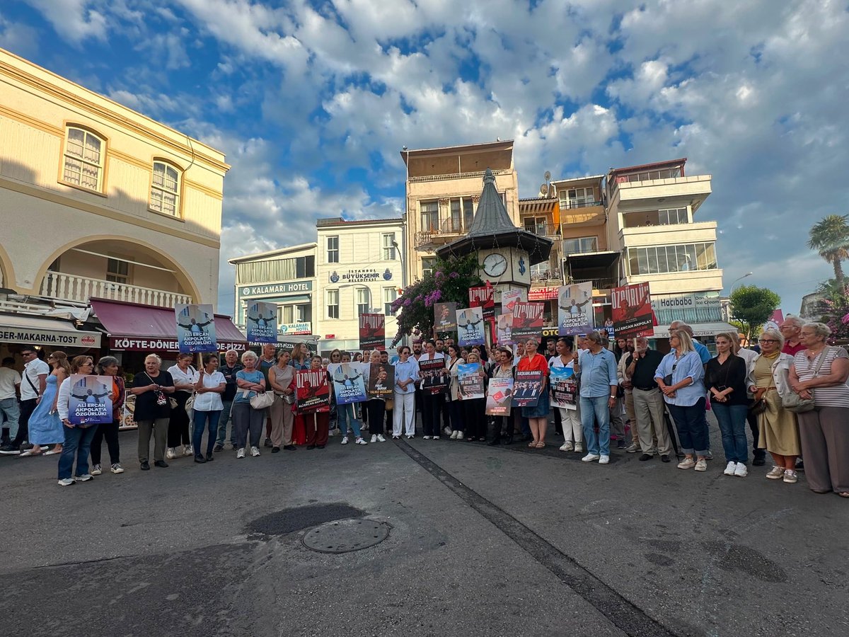 adalarkadinorg's tweet photo. Dün Büyükada Saat Meydanı’nda gerçekleşen Adalet Nöbeti’nde Adalar Belediye Başkanımız Ercan Akpolat, Belediye Başkan Yardımcımız Av. Fırat Durak, Meclis üyemiz Mehmet Nuri Kaya ,belediye personellerimiz ve esnaflarımız özgürlük ve adalet talebimizi güçlü bir şekilde haykırdık. https://t.co/YVEnPeRKmE