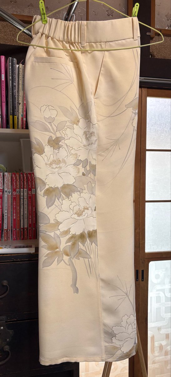 3shyo9dan5's tweet photo. 絵羽織からボタニカル柄ワイドパンツ完成❣️
背の柄を後ろサイド、両袖を前身頃に配置🌺
#和裁士の洋裁
#着物リメイク
#絵羽織からワイドパンツ https://t.co/Gxqp2JSVaG