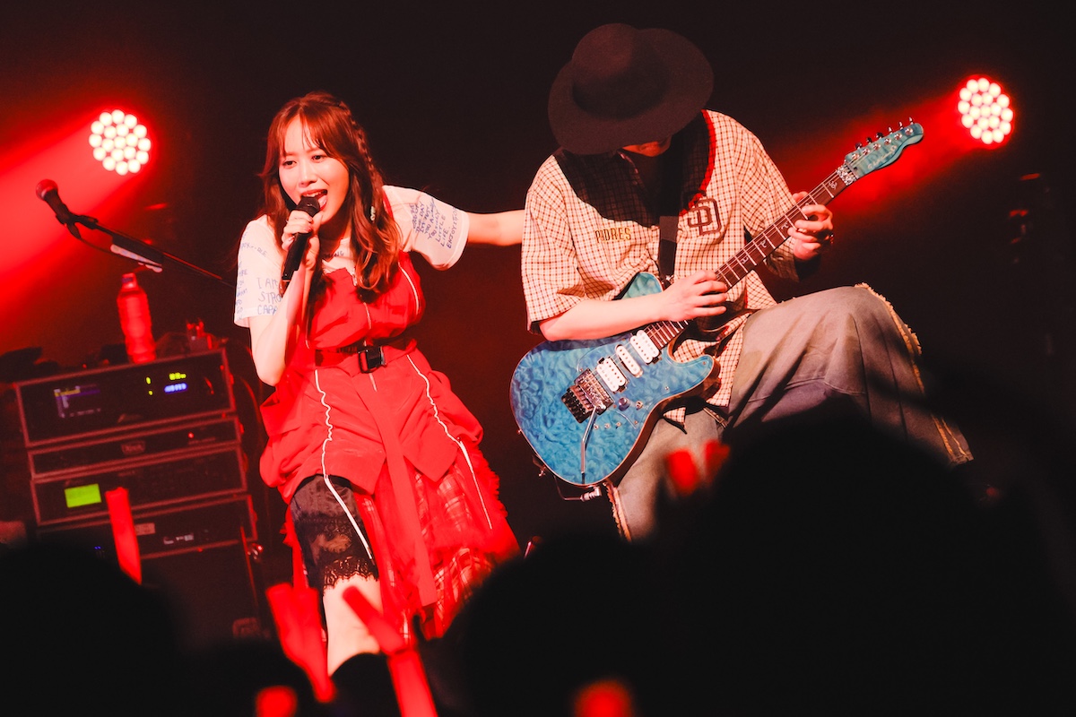 ototoy_info's tweet photo. 【#ライブレポート】CHiCO with HoneyWorksが『i BEST』ツアー初日で示した、未来へ続く歩み✨

ベスト盤とシングル「君のせいで愛してる」を携えた、チコハニのツアー初日✅初ワンマンを行った渋谷WWWでのライブ開催も発表されました👀
#チコハニ @chicoxxx_tweet
記事⤵️
https://t.co/fAIj6sSya8 https://t.co/8KdXwsNbaV