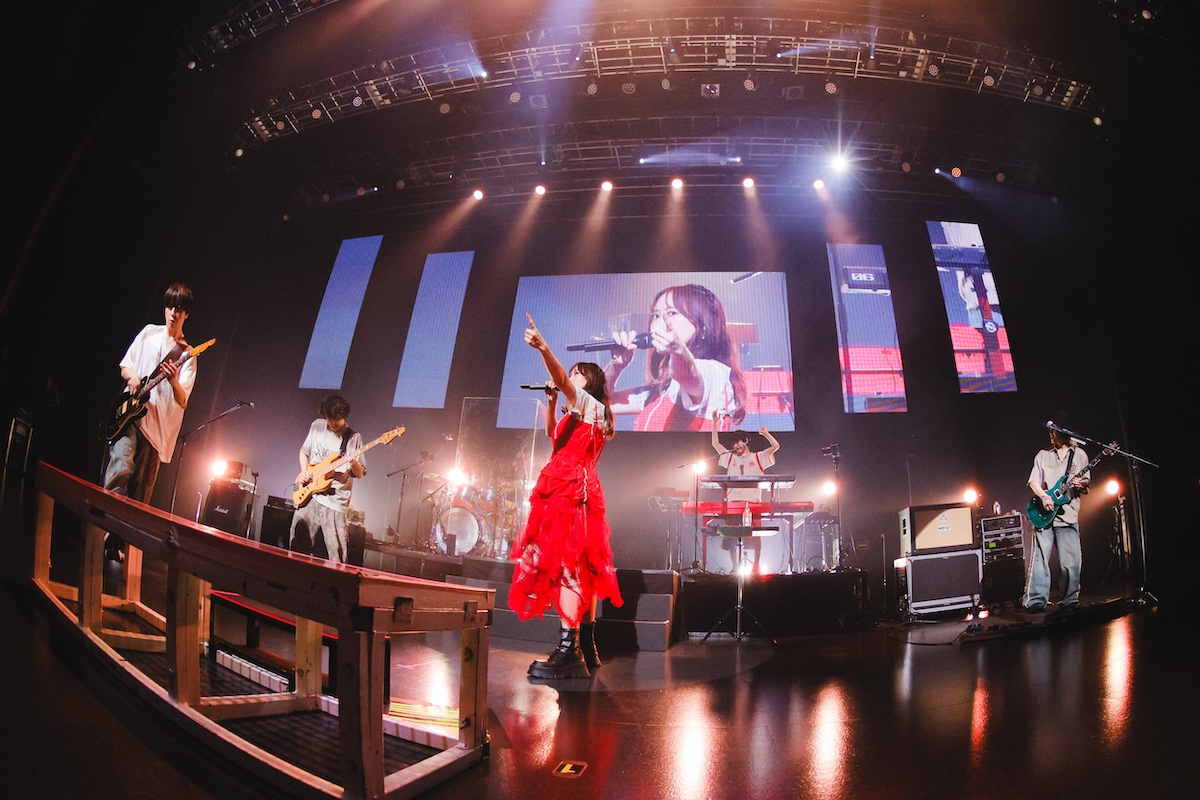ototoy_info's tweet photo. 【#ライブレポート】CHiCO with HoneyWorksが『i BEST』ツアー初日で示した、未来へ続く歩み✨

ベスト盤とシングル「君のせいで愛してる」を携えた、チコハニのツアー初日✅初ワンマンを行った渋谷WWWでのライブ開催も発表されました👀
#チコハニ @chicoxxx_tweet
記事⤵️
https://t.co/fAIj6sSya8 https://t.co/8KdXwsNbaV