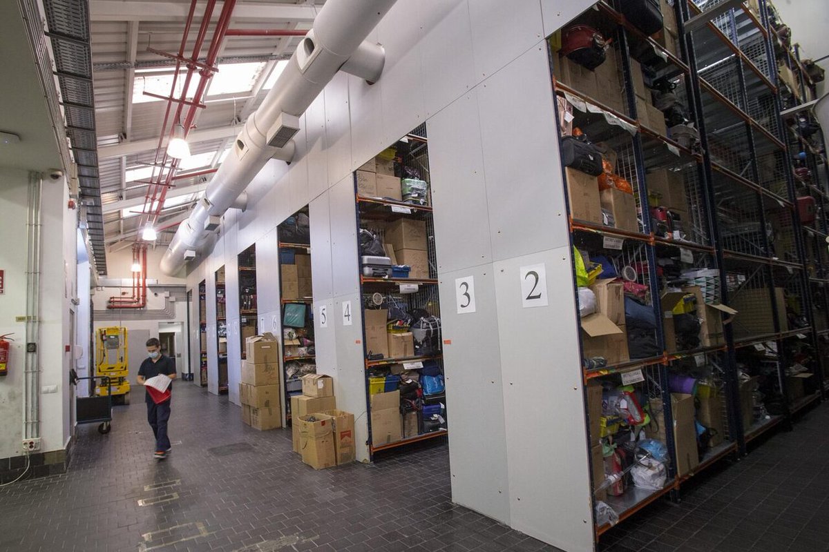 MADRID's tweet photo. 📱🗝️ ¿Has perdido un móvil, unas llaves o una cartera?

🔎 Consulta la relación de objetos depositados durante el mes de junio en la Oficina de Objetos Perdidos.

👀 ¡Puede que el tuyo esté entre ellos! 👉 https://t.co/hrrvnzyyQL

#ObjetosPerdidosMadrid https://t.co/443umtIv7G