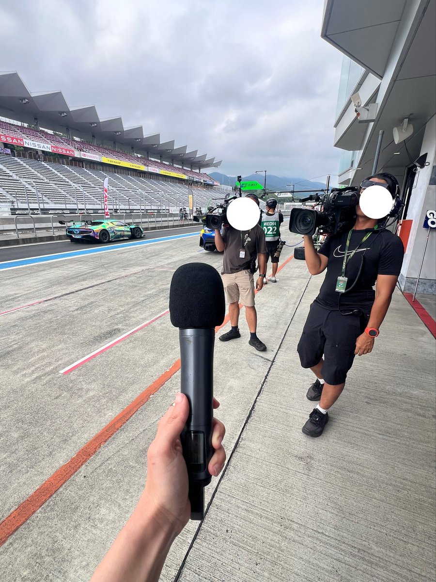 hanubuu's tweet photo. GTワールド／ジャパンカップのピットレーンリポーターサーキットに入りました
毎しゅう富士スピードウェイにいます
パドックに住んでもいいかな https://t.co/1IRTFtfi60
