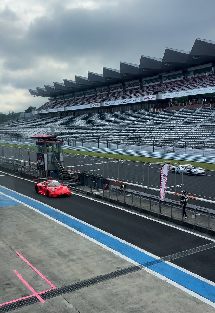 hanubuu's tweet photo. GTワールド／ジャパンカップのピットレーンリポーターサーキットに入りました
毎しゅう富士スピードウェイにいます
パドックに住んでもいいかな https://t.co/1IRTFtfi60