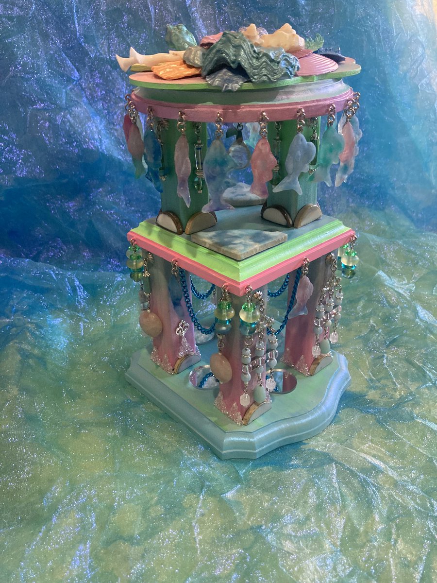 PREISENDANZ1's tweet photo. 『VISION』

楼閣に棲みつく貝達の思い出噺が幻想の魚を出現させます
一階部分は巨大針水晶が祀られ、鎖と鏡のバリアでまもられた不可侵スペース
二階は出入り自由の、小ぶりの針水晶が管轄する人工さざなみのおぼろげ、夢うつつスペース
魚は粘土で原型をつくり、型取りして作成しています https://t.co/wtnxoMyLBW