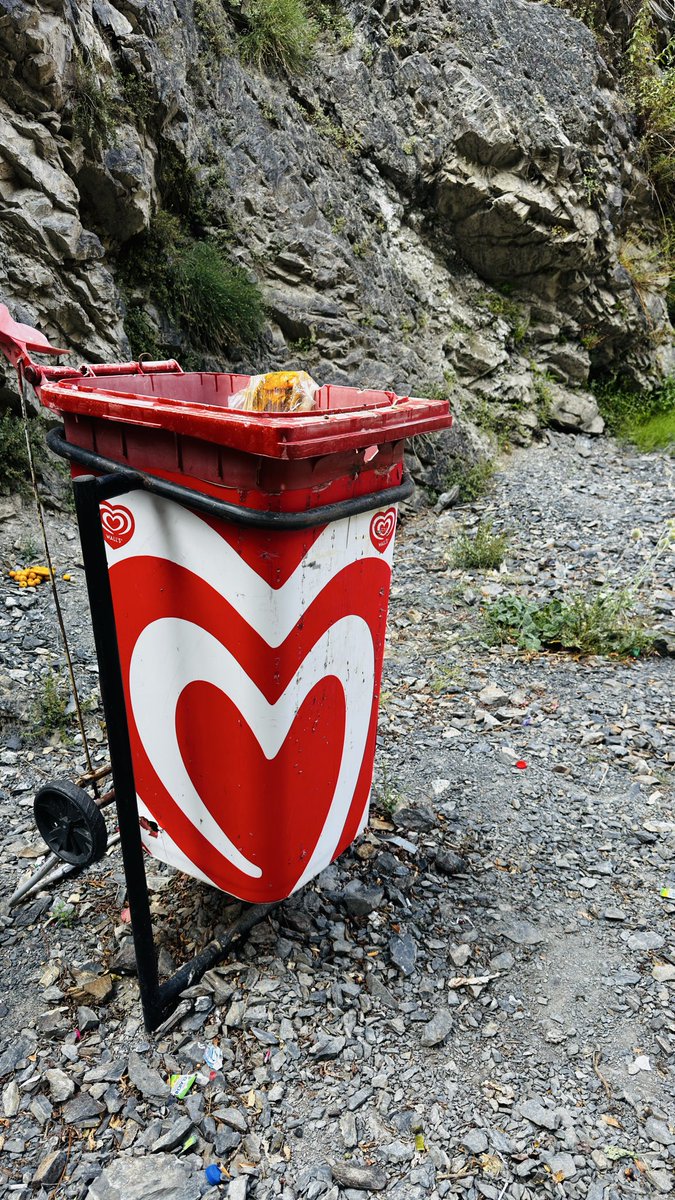 snknadeem's tweet photo. 😊 Dear Wall’s.Pakistan really needs more of this kind support specially for people suffering from littering issues.
#viral #WallsPakistan #پاکستان
#IndusWater #Gilgitbaltistan #gbelection #پاکستان_کشمیر_یک_جان_دو_قل #Pakistan #FieldMarshalPeacemaker https://t.co/8T0itT8nb2