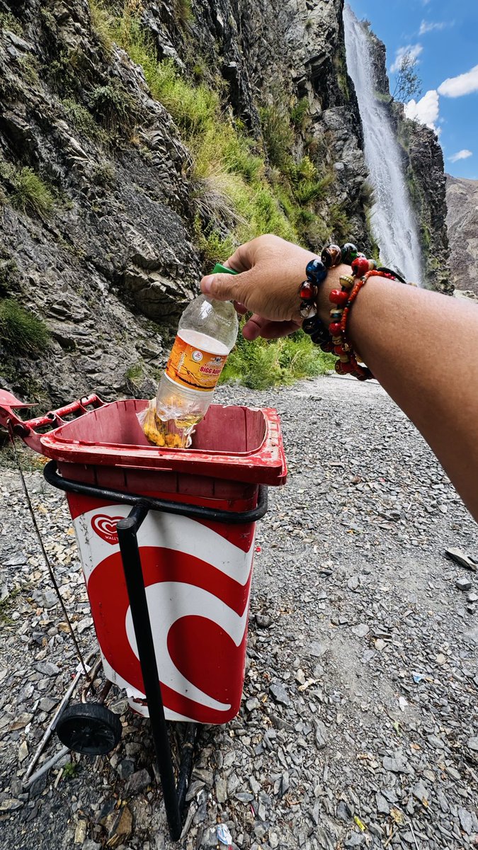 snknadeem's tweet photo. 😊 Dear Wall’s.Pakistan really needs more of this kind support specially for people suffering from littering issues.
#viral #WallsPakistan #پاکستان
#IndusWater #Gilgitbaltistan #gbelection #پاکستان_کشمیر_یک_جان_دو_قل #Pakistan #FieldMarshalPeacemaker https://t.co/8T0itT8nb2