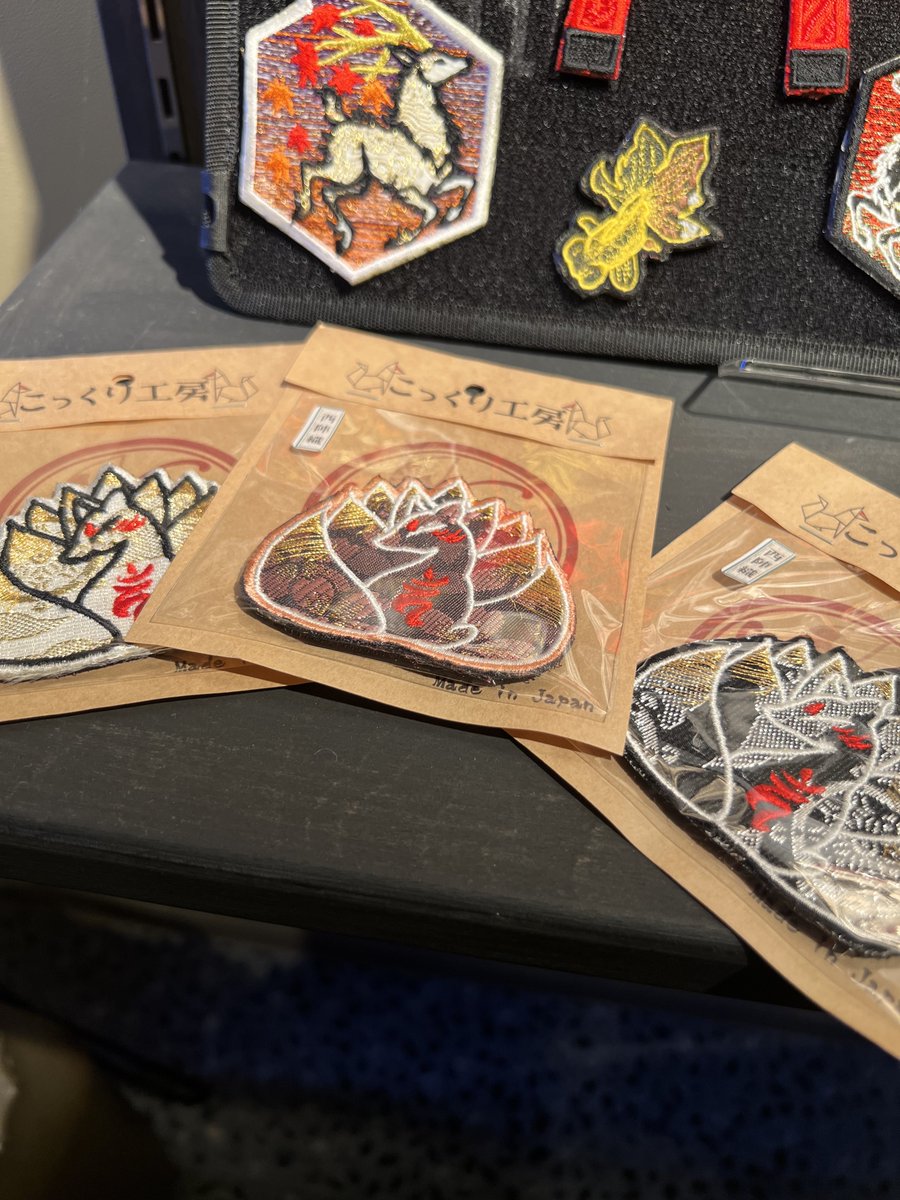 LAST_GEAR_japan's tweet photo. 【「和」のパッチ再入荷！】

こっくり工房の西陣織×刺繍パッチが再入荷しました。

人気の九尾シリーズや桐生織の金魚シリーズに加え、今回はミニ鳥居パッチも初入荷！

そのほか完売していた商品も補充しております。ぜひ店頭でお確かめください。

#LASTGEAR #こっくり工房 #西陣織 #パッチ https://t.co/rJXpSptepC