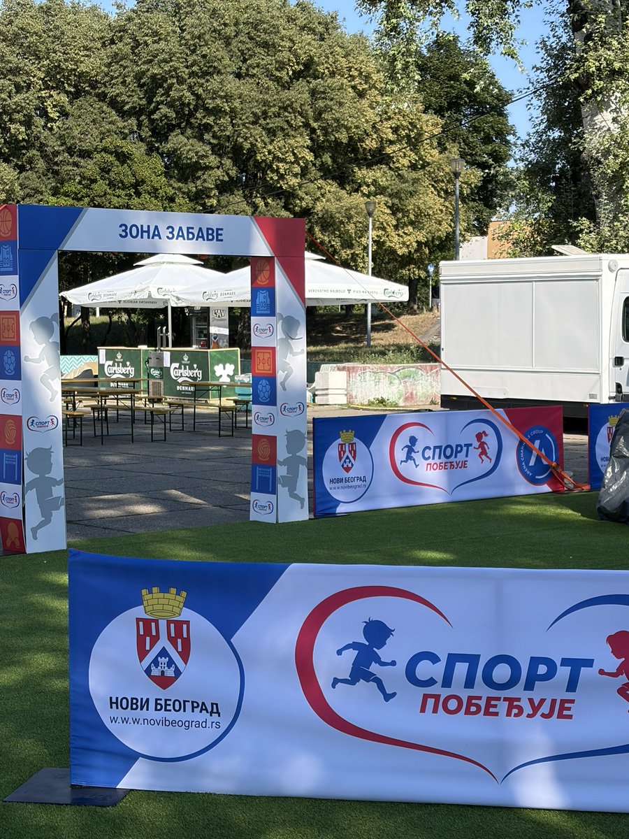 zdravkojankovic's tweet photo. Ko šta radi, Predsednica opštine Novi Beograd Ivana Nikolić organizuje vašar u #blok45. Ovo je bar peti u poslednja dva meseca, a četvrti na keju.

Sa druge strane, ista osoba u funkciji Komandanta štaba za vanredne situacije se pravi nenadležna za problem izgorelih 70 lokala u TC Enjub, isto u #blok45. 

Očigledno da je nadležna samo za bahatost.