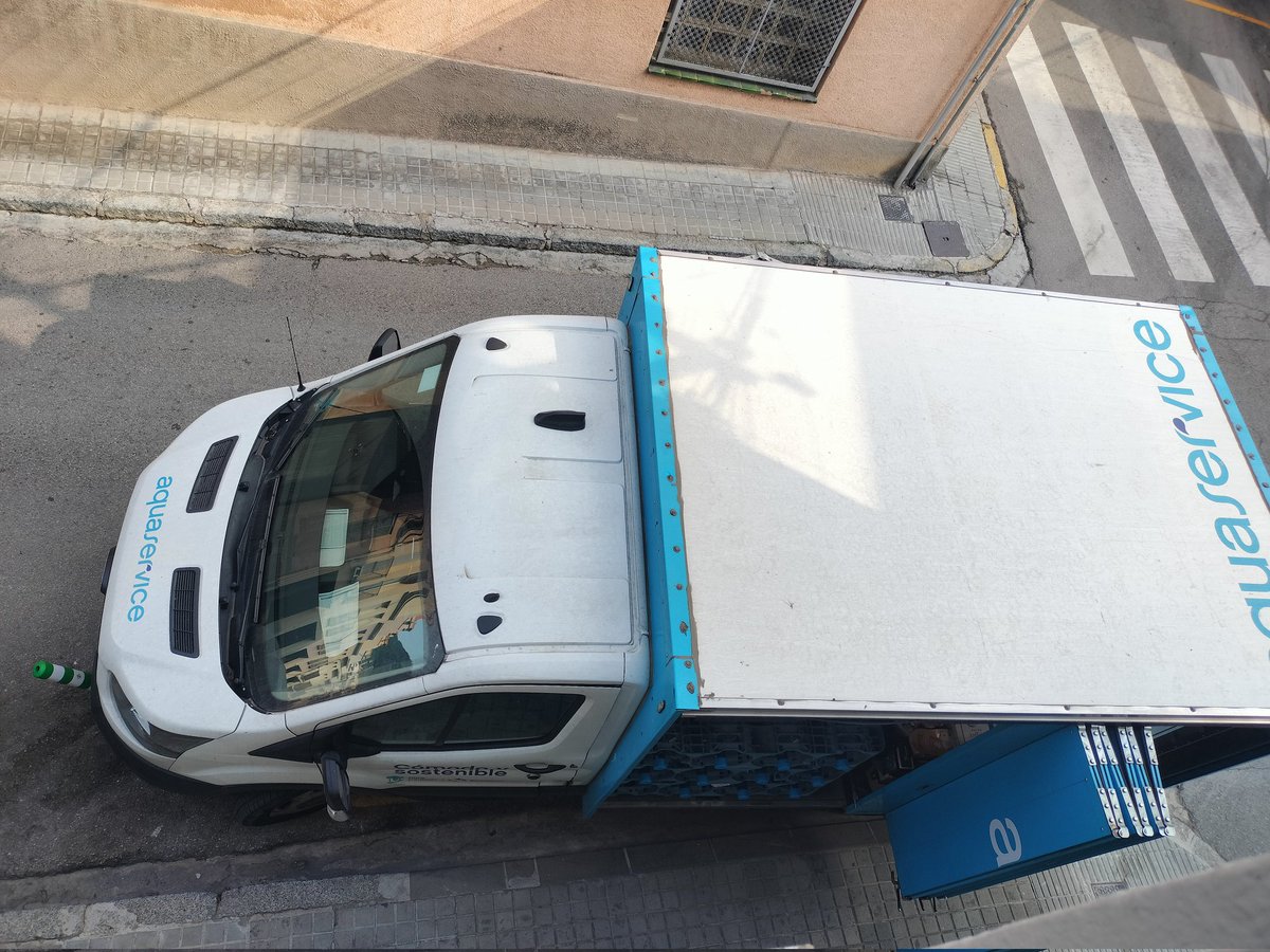 Enferneus's tweet photo. @Aquaservice empiezo a estar cansada de esto...así es como trabajan vuestros repartidores. Esto es en mi casa, en Argentona, que ni colocando pivotes en mi vado...los chafan y ya está. Además cuando se lo he dicho me ha contestado mal. https://t.co/aejhsoyfSD