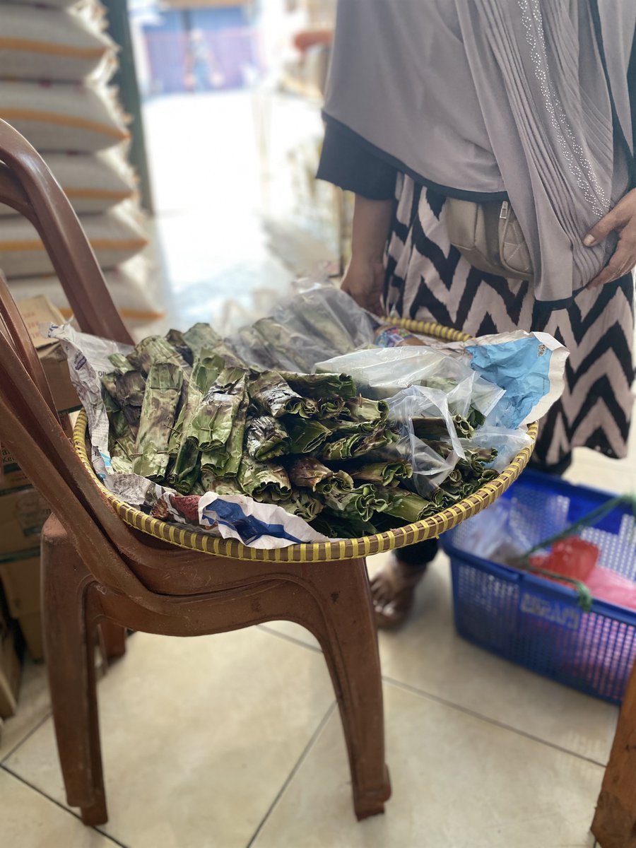 mahakersa's tweet photo. Ada ibu2 pedagang otak-otak bakar mampir ke tempat saya nawarin dagangannya 

👵“Aa otak-otak tengiri asli.. sok..”
👱‍♂️”Berapaan bu”
👵“Sapuluhrebu 4, sok cobian heula iyeu tenggiri asli”

*Nyodorin satu otak2 terus dibukain  buat di tester*

Edan sih ini, gak bisa berhenti makan kalo rasanya kaya gini. Otak2 nya emng gk besar, tapi tekstur nya kenyal dan gk bau ikannya, dah gitu ini otak2 kalo di makan sama bumbu kacang nya yg gurih, manis, pedes, endull pisan.

👱‍♂️ “beli 50rb bu..”
👵 “haturnuhun aa..”