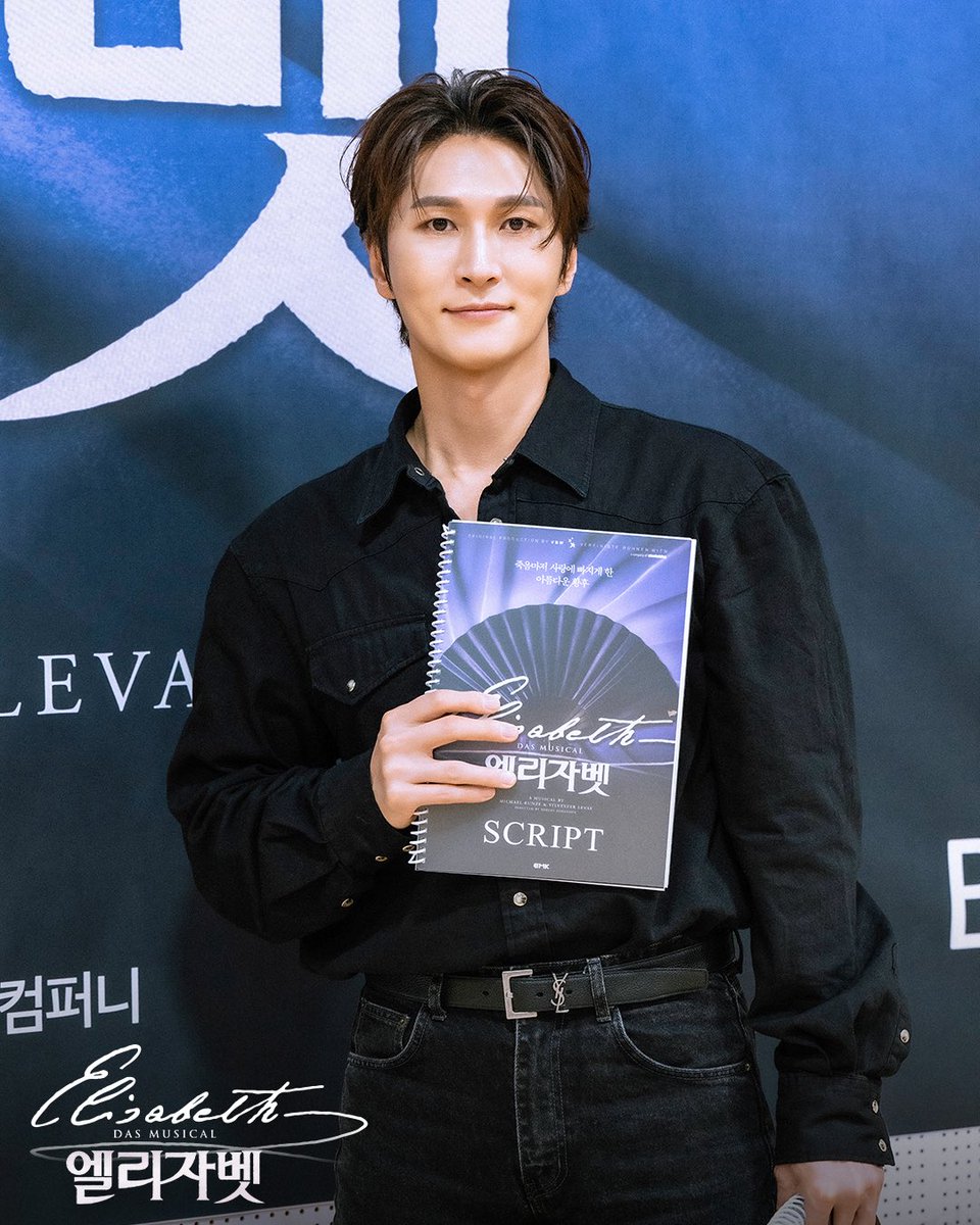 emk_musical's tweet photo. 𝟐𝟎𝟐𝟔 𝐌𝐮𝐬𝐢𝐜𝐚𝐥 𝐄𝐋𝐈𝐒𝐀𝐁𝐄𝐓𝐇

새로운 시즌의 시작,
압도적인 전율을 선사할 캐스트들의 첫 만남!
뮤지컬 <엘리자벳> 상견례 현장 스케치 공개 👑

죽음마저 사랑에 빠지게 한 아름다운 황후
#뮤지컬 #엘리자벳
2026.08.16~11.15 블루스퀘어 우리은행홀 https://t.co/HOETgB4nWM
