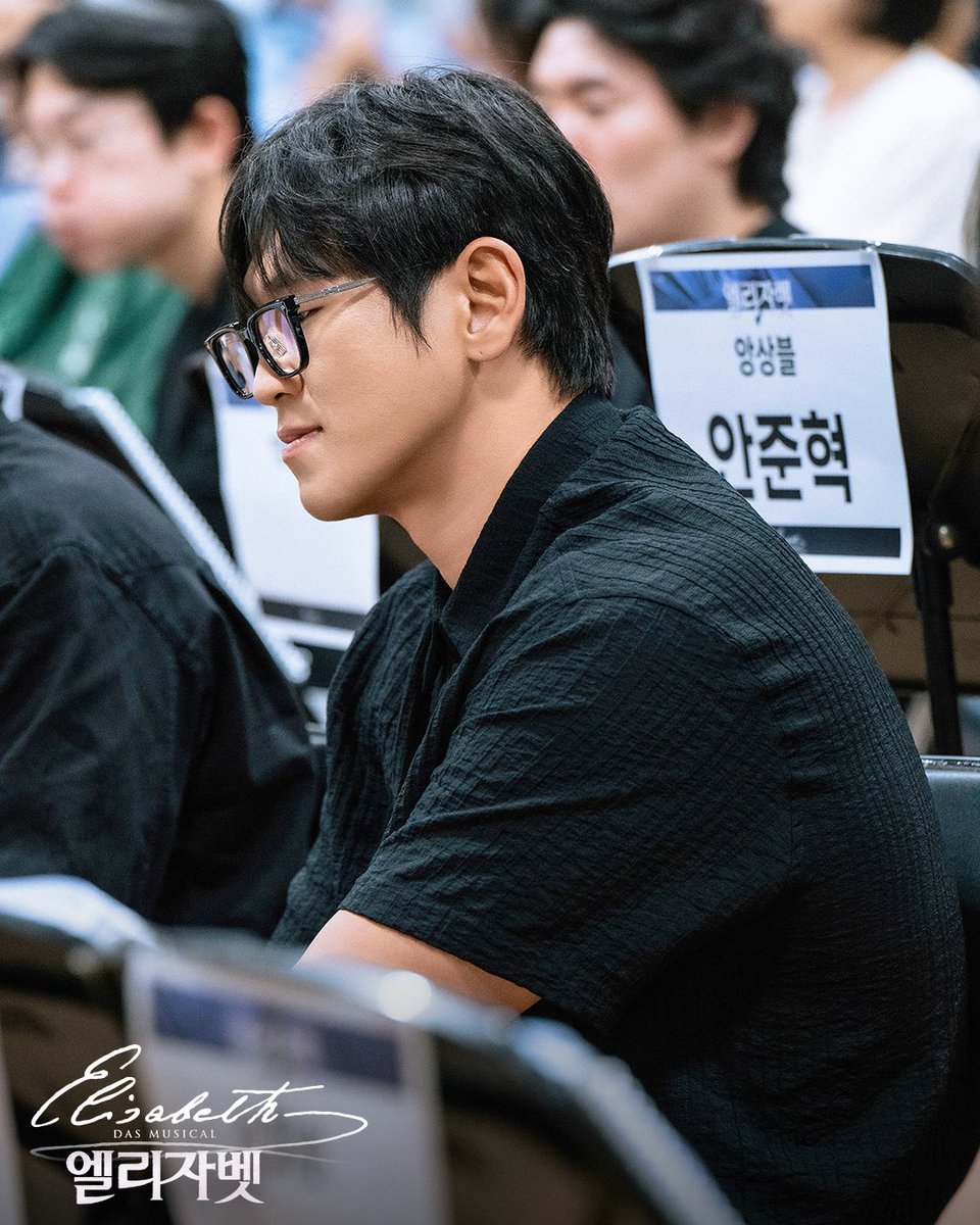 emk_musical's tweet photo. 𝟐𝟎𝟐𝟔 𝐌𝐮𝐬𝐢𝐜𝐚𝐥 𝐄𝐋𝐈𝐒𝐀𝐁𝐄𝐓𝐇

새로운 시즌의 시작,
압도적인 전율을 선사할 캐스트들의 첫 만남!
뮤지컬 <엘리자벳> 상견례 현장 스케치 공개 👑

죽음마저 사랑에 빠지게 한 아름다운 황후
#뮤지컬 #엘리자벳
2026.08.16~11.15 블루스퀘어 우리은행홀 https://t.co/HOETgB4nWM