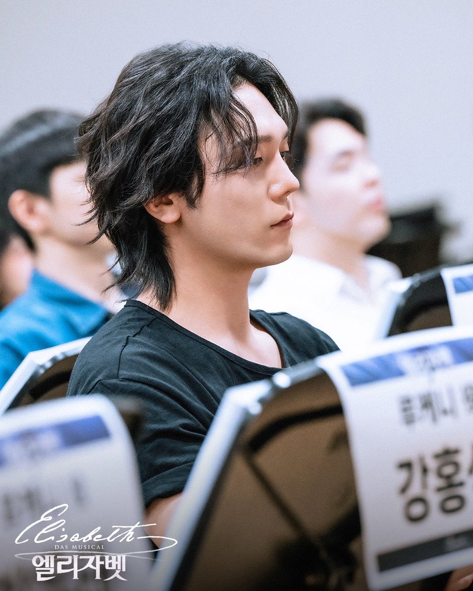emk_musical's tweet photo. 𝟐𝟎𝟐𝟔 𝐌𝐮𝐬𝐢𝐜𝐚𝐥 𝐄𝐋𝐈𝐒𝐀𝐁𝐄𝐓𝐇

새로운 시즌의 시작,
압도적인 전율을 선사할 캐스트들의 첫 만남!
뮤지컬 <엘리자벳> 상견례 현장 스케치 공개 👑

죽음마저 사랑에 빠지게 한 아름다운 황후
#뮤지컬 #엘리자벳
2026.08.16~11.15 블루스퀘어 우리은행홀 https://t.co/y5I90heNIH