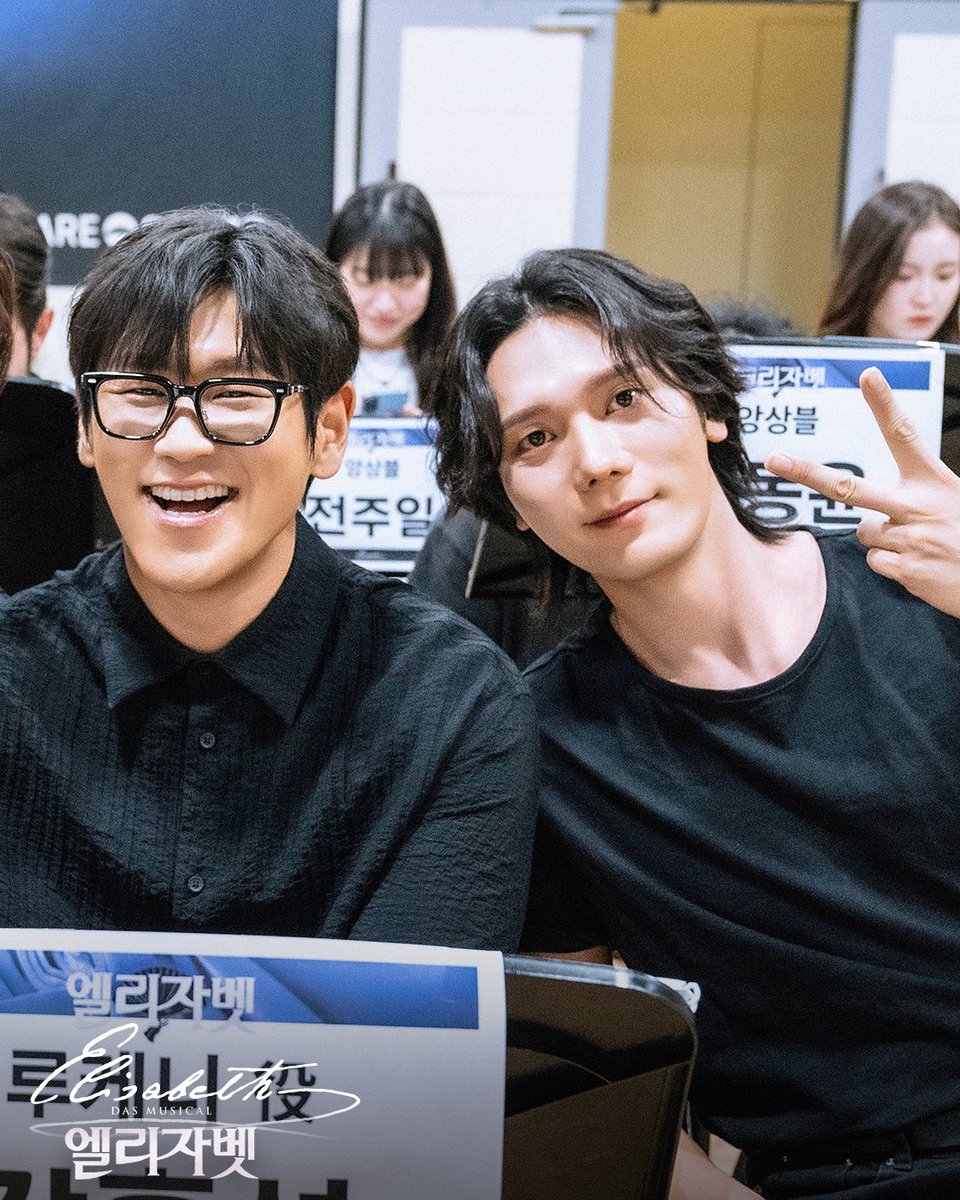 emk_musical's tweet photo. 𝟐𝟎𝟐𝟔 𝐌𝐮𝐬𝐢𝐜𝐚𝐥 𝐄𝐋𝐈𝐒𝐀𝐁𝐄𝐓𝐇

새로운 시즌의 시작,
압도적인 전율을 선사할 캐스트들의 첫 만남!
뮤지컬 <엘리자벳> 상견례 현장 스케치 공개 👑

죽음마저 사랑에 빠지게 한 아름다운 황후
#뮤지컬 #엘리자벳
2026.08.16~11.15 블루스퀘어 우리은행홀 https://t.co/y5I90heNIH
