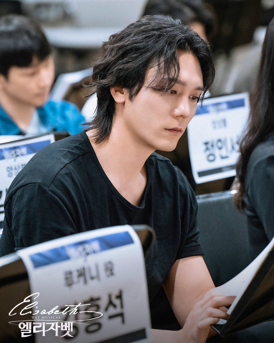 emk_musical's tweet photo. 𝟐𝟎𝟐𝟔 𝐌𝐮𝐬𝐢𝐜𝐚𝐥 𝐄𝐋𝐈𝐒𝐀𝐁𝐄𝐓𝐇

새로운 시즌의 시작,
압도적인 전율을 선사할 캐스트들의 첫 만남!
뮤지컬 <엘리자벳> 상견례 현장 스케치 공개 👑

죽음마저 사랑에 빠지게 한 아름다운 황후
#뮤지컬 #엘리자벳
2026.08.16~11.15 블루스퀘어 우리은행홀 https://t.co/y5I90heNIH