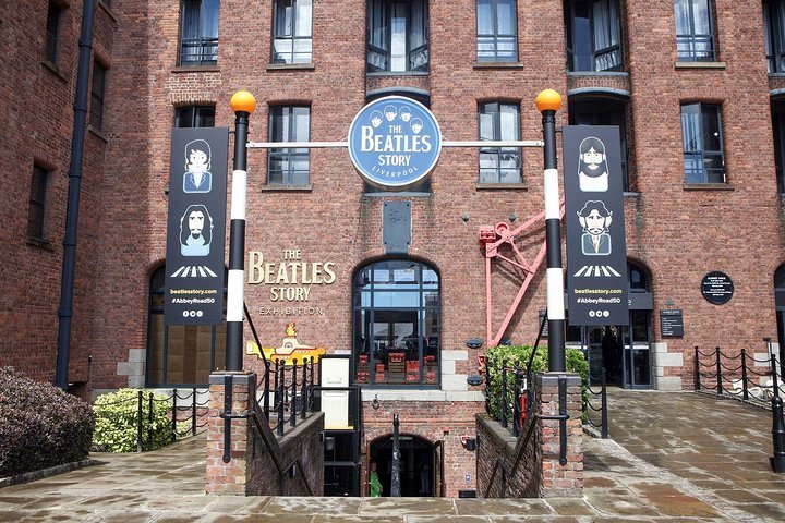 TweetWorldX's tweet photo. John Lennon (1940–1980) was an English singer, songwriter, and peace activist who co-founded The Beatles, forming one of history's most celebrated songwriting partnerships.

His life was tragically cut short when he was assassinated outside his New York City apartment in 1980. https://t.co/ADO52Ypn3x