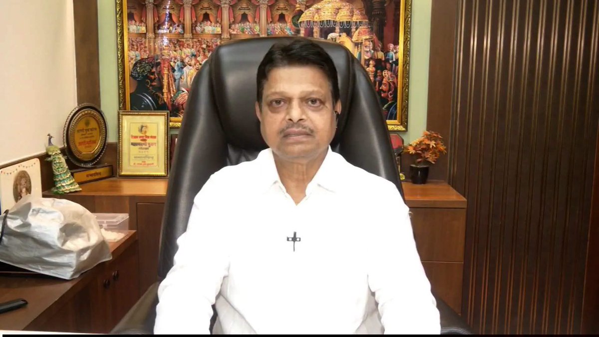 TheAnilkumarG94's tweet photo. हा शिवसेनेचा (शिंदे) ठाण्याचा नगरसेवक रमेश म्हात्रे,
याने फोनवर बोलत असलेल्या महिला डॉक्टरच्या कानाखाली दिली, तिथेच असलेल्या पुरुष डॉक्टरला मारहाण केली.सोबत तीन चार कार्यकुत्रे होते त्यांनीही डॉक्टरांना मारहाण केली.
त्यानंतर व्हिडिओ सोशल मीडियावर व्हायरल झाल्यानंतर याच्या अटकेचा दबाव वाढला.
महाराष्ट्रातील कायद्यानुसार अशा प्रकारे डॉक्टरांना मारहाण केल्यास दखलपात्र, अजामीनपात्र गुन्हा नोंद होऊन अटक केली जाते.तसेच ३ वर्षांच्या शिक्षेचे प्रावधान कायद्यात आहे.
पोलीस अटक करतील म्हणून रमेश पुन्हा कुठे शरण गेला असेल तर दवाखान्याच्याच...ज्या सरकारी दवाखान्यात हा ऍडमिट होण्यासाठी गेला तिथल्या डॉक्टरांनी आणि नर्सेसने याच्यावर ईलाज करण्यास नकार दिला.
बरं अटक होऊ नये म्हणूनचे प्रयत्न फेल गेल्यानंतर याने कोर्टाला माझी एक किडनी नाहीये त्यामुळे मेडिकल टर्म्सनुसार मला कोर्टात व्हिडिओ कॉन्फरन्सिंगद्वारे हजर राहण्याची परवानगी द्यावी अशी मागणी केली.
भडाभड मारताना याला आपण एका किडनीवर जगतोय, त्या डॉक्टरने उलट मारहाण केली तर आपला जीवही जाऊ शकतो याचे भान नव्हते का?
ज्या डॉक्टरांना मारहाण करण्यात आली आहे त्यातला एक डॉक्टर ठाणे शहर सोडून गेला आहे.बाकीचे डॉक्टरही भयभीत आहेत.
ठाणे हा एकनाथ शिंदेंचा गड आहे आणि तिथं या नगरसेवकाविरोधात कोण बोलणार?
कोर्टाने याची व्हिडिओ कॉन्फरन्सने उपस्थित राहण्याची परवानगी नाकारली असून आता याच्या कृत्यावर कोर्ट काय निर्णय देतं हे बघावे लागेल.
पण पण जनतेची सेवा करताना एखाद्याला मारहाण करण्याची घातक पद्धत रूढ होऊ नये एवढीच अपेक्षा!
© रविकुमार सुभाषराव.