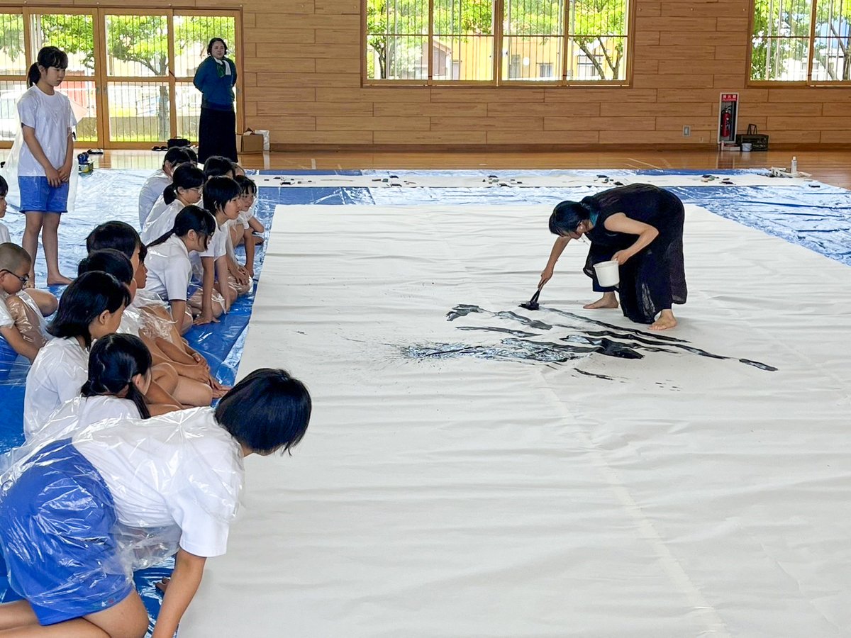 kibou_hall's tweet photo. 7月7日（火）から書道家 點 さんの小学校OR がスタート！浜田小学校の5年生の皆さんへ書道のワークショップを行いました✎
いつもの書写の授業で使う筆とは違う大筆で字を書くことに児童の皆さんは大盛り上がり！来週も小学校を訪���予定です✨ #希望ホール #書道 #アウトリーチ https://t.co/tzsWrRpkSD