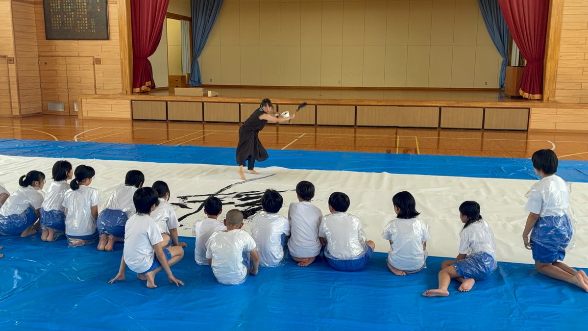 kibou_hall's tweet photo. 7月7日（火）から書道家 點 さんの小学校OR がスタート！浜田小学校の5年生の皆さんへ書道のワークショップを行いました✎
いつもの書写の授業で使う筆とは違う大筆で字を書くことに児童の皆さんは大盛り上がり！来週も小学校を訪���予定です✨ #希望ホール #書道 #アウトリーチ https://t.co/tzsWrRpkSD