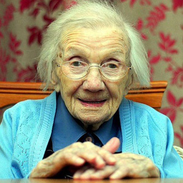 AcervoCharts's tweet photo. Antes de morrer aos 109 anos, a mulher mais velha da Escócia revelou seu segredo de longevidade:

“Fiquei longe dos homens. Eles dão mais trabalho do que valem.” https://t.co/XTcFTeAAj0