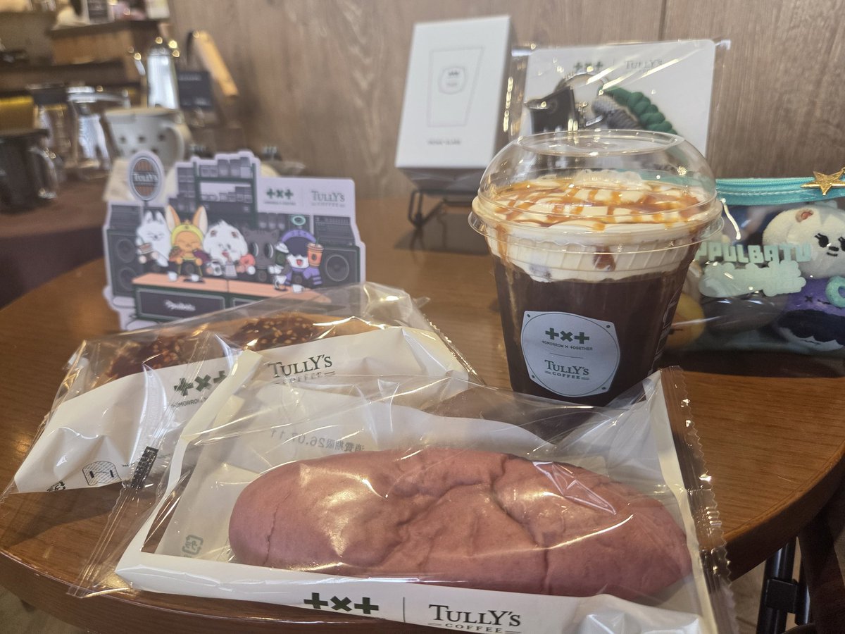 onmamoa's tweet photo. やっとタリーズ行けた♡
こんな田舎でもSOLD OUTの商品が👀
いるぞ、確実にMOAちゃんが生息してるぞ！！

キャラメルフォームアメリカーノも甘味苦味の絶妙なバランスが美味しかった♡今のところカフェインで具合悪くなってないのも良き😋
#TXT #TOMORROW_X_TOGETHER #タリーズコラボ https://t.co/4C13tYo2GF