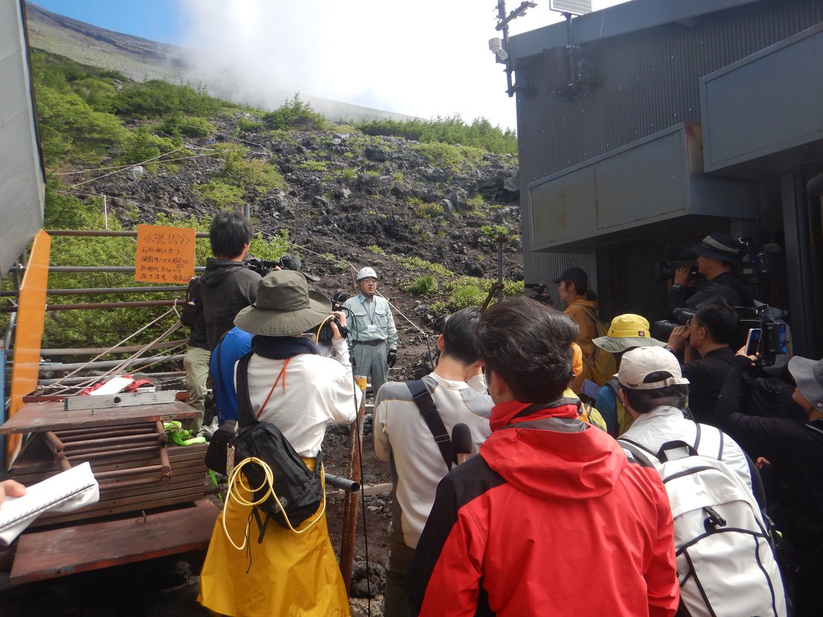 shizuoka_michi's tweet photo. 本日、7/10（金）午前9時に富士山登山道のうち富士宮口と御殿場口の冬期閉鎖を解除しました！

現地には待ちに待った登山者たちが🗻🗻🗻

安全に気をつけて登山をお楽しみください🫡 https://t.co/FyrecFufBH