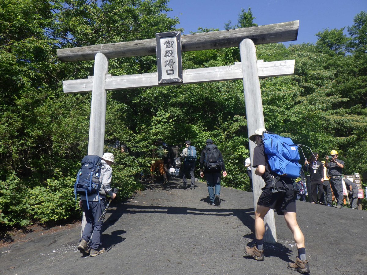 shizuoka_michi's tweet photo. 本日、7/10（金）午前9時に富士山登山道のうち富士宮口と御殿場口の冬期閉鎖を解除しました！

現地には待ちに待った登山者たちが🗻🗻🗻

安全に気をつけて登山をお楽しみください🫡 https://t.co/FyrecFufBH