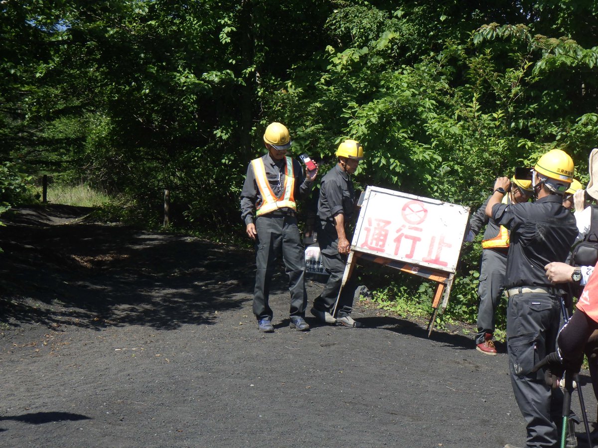 shizuoka_michi's tweet photo. 本日、7/10（金）午前9時に富士山登山道のうち富士宮口と御殿場口の冬期閉鎖を解除しました！

現地には待ちに待った登山者たちが🗻🗻🗻

安全に気をつけて登山をお楽しみください🫡 https://t.co/FyrecFufBH